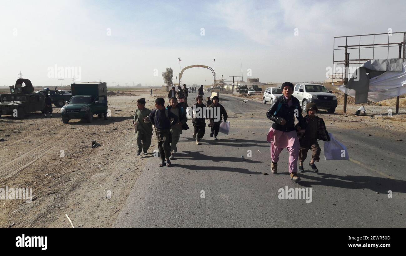 (161226) -- HELMAND, 26 décembre 2016 (Xinhua) -- les enfants afghans quittent le site d'une attaque suicide dans la province de Helmand, en Afghanistan, le 26 décembre 2016. Des victimes ont été craquées après un attentat à la voiture qui a secoué la ville de Lashkar Gah, capitale de la province Helmand, dans le sud de l'Afghanistan, lundi, a déclaré un responsable local. (Xinhua/Abdul Aziz Safdari) ****autorisé par ytfs**** (photo par Xinhua/Sipa USA) Banque D'Images
