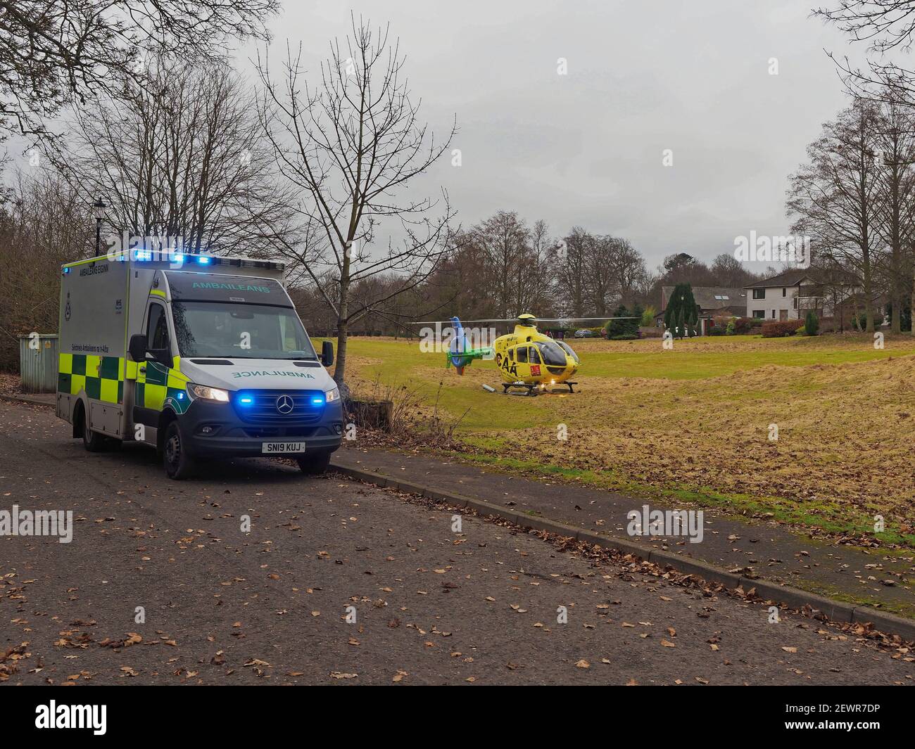 Letham Grange, Colliston, Écosse, Royaume-Uni, 3 mars 2021, Une ambulance aérienne SCAA au parcours de golf Letham Grange Old Golf course qui prend une voiture après un accident. Banque D'Images
