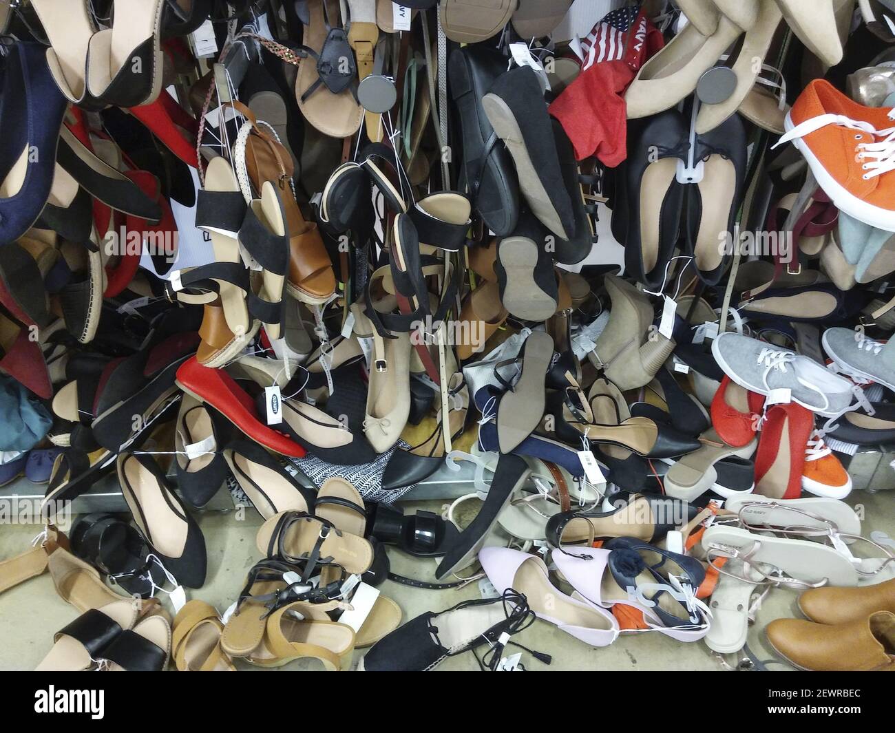 Chaussures en désordre complet dans un magasin de marque Gap Old Navy à New  York le dimanche 24 juillet 2016. The Gap a enregistré une hausse de 12.6 %  de ses bénéfices