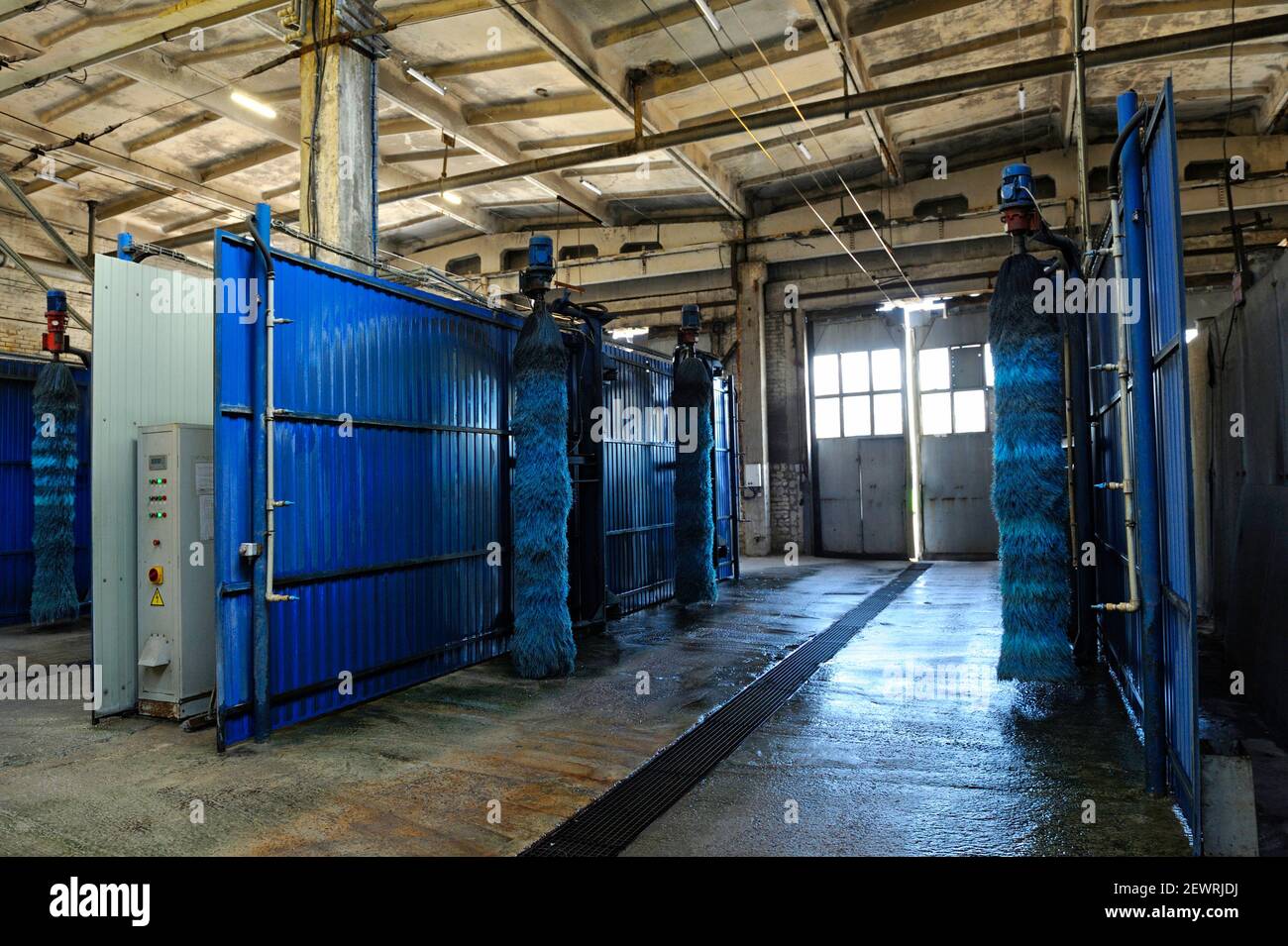 Balais de lavage automatique de voiture en tunnel, panneau de commande et portails prêts à être mis en service au dépôt de bus de chariot. Banque D'Images