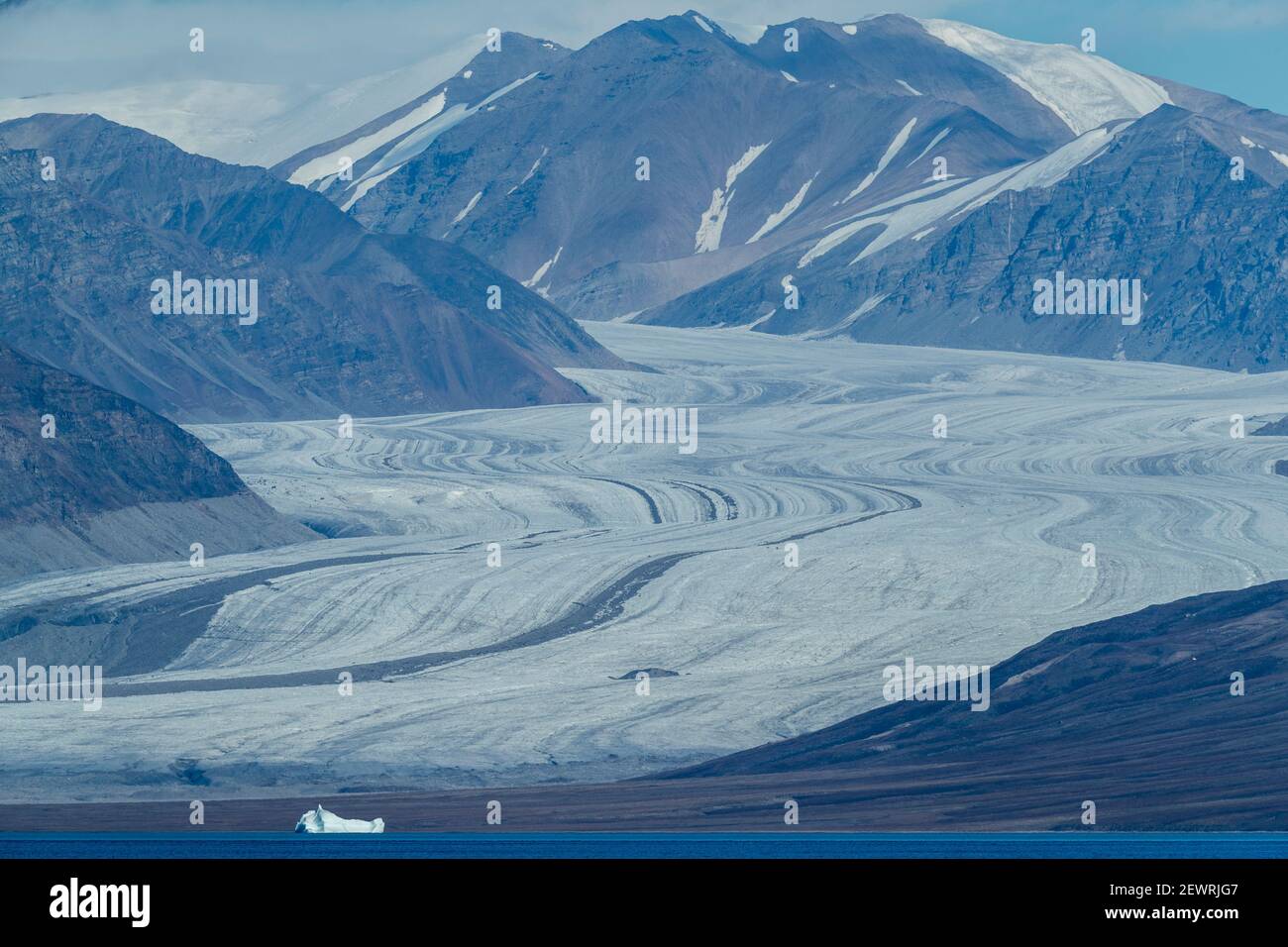 Glaciers en eau vive et montagnes recouvertes de glace dans Eclipse Sound, Nunavut, Canada, Amérique du Nord Banque D'Images