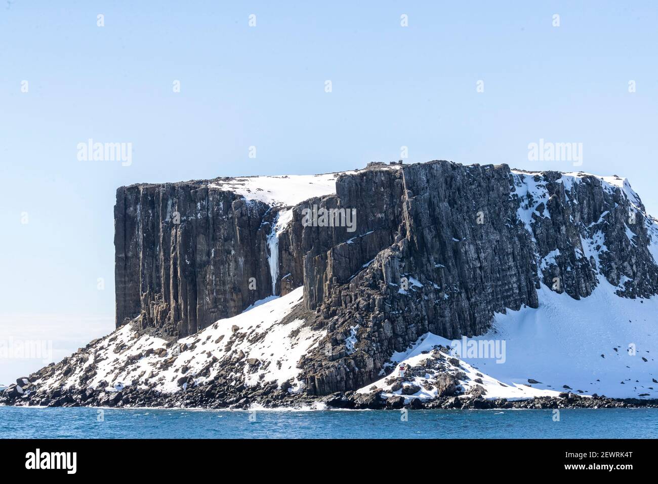 Falaises de basalte dans le détroit anglais dans les îles Shetland Sud, Antarctique, régions polaires Banque D'Images