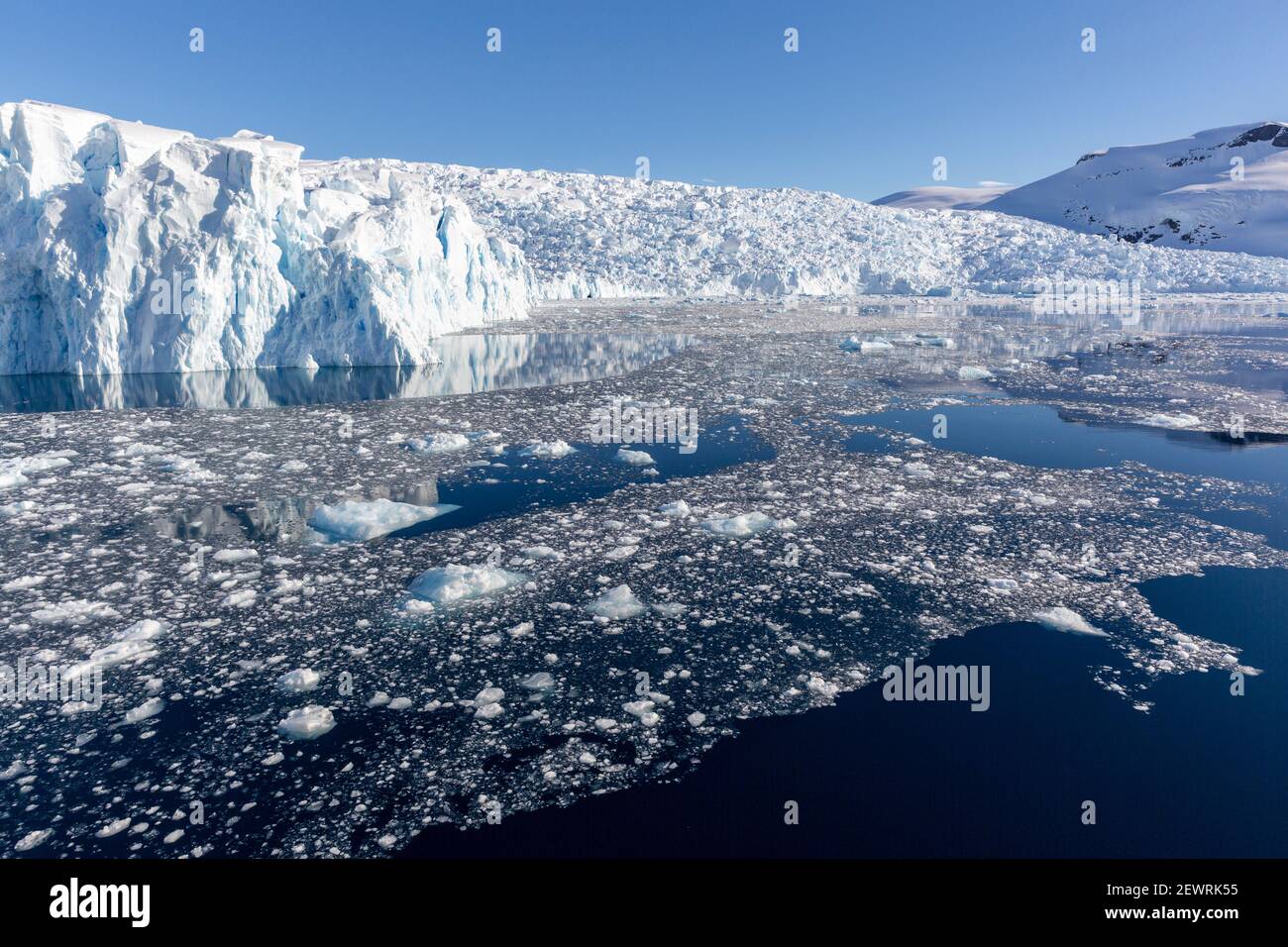 Montagnes enneigées, glaciers et glace à briss dans la crique de Cierva, la baie de Hughes, l'Antarctique et les régions polaires Banque D'Images