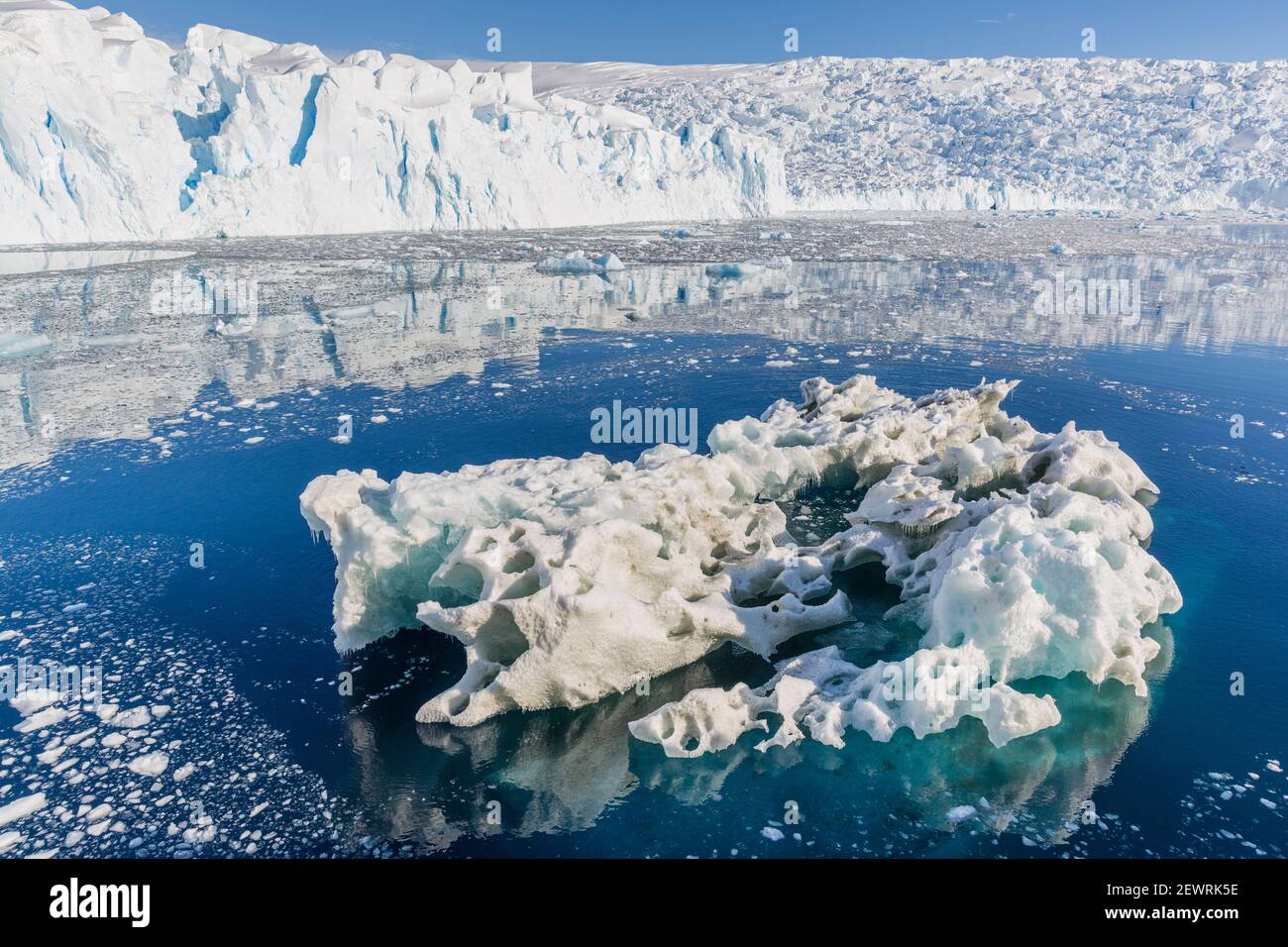 Glacier Tidewater et glace à briss dans la crique de Cierva, la baie de Hughes, l'Antarctique, les régions polaires Banque D'Images