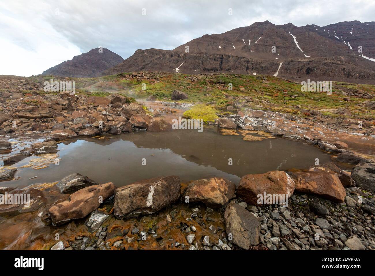 Les sources d'eau chaude du fjord Romer, du Scoresbysund, de l'est du Groenland, des régions polaires Banque D'Images