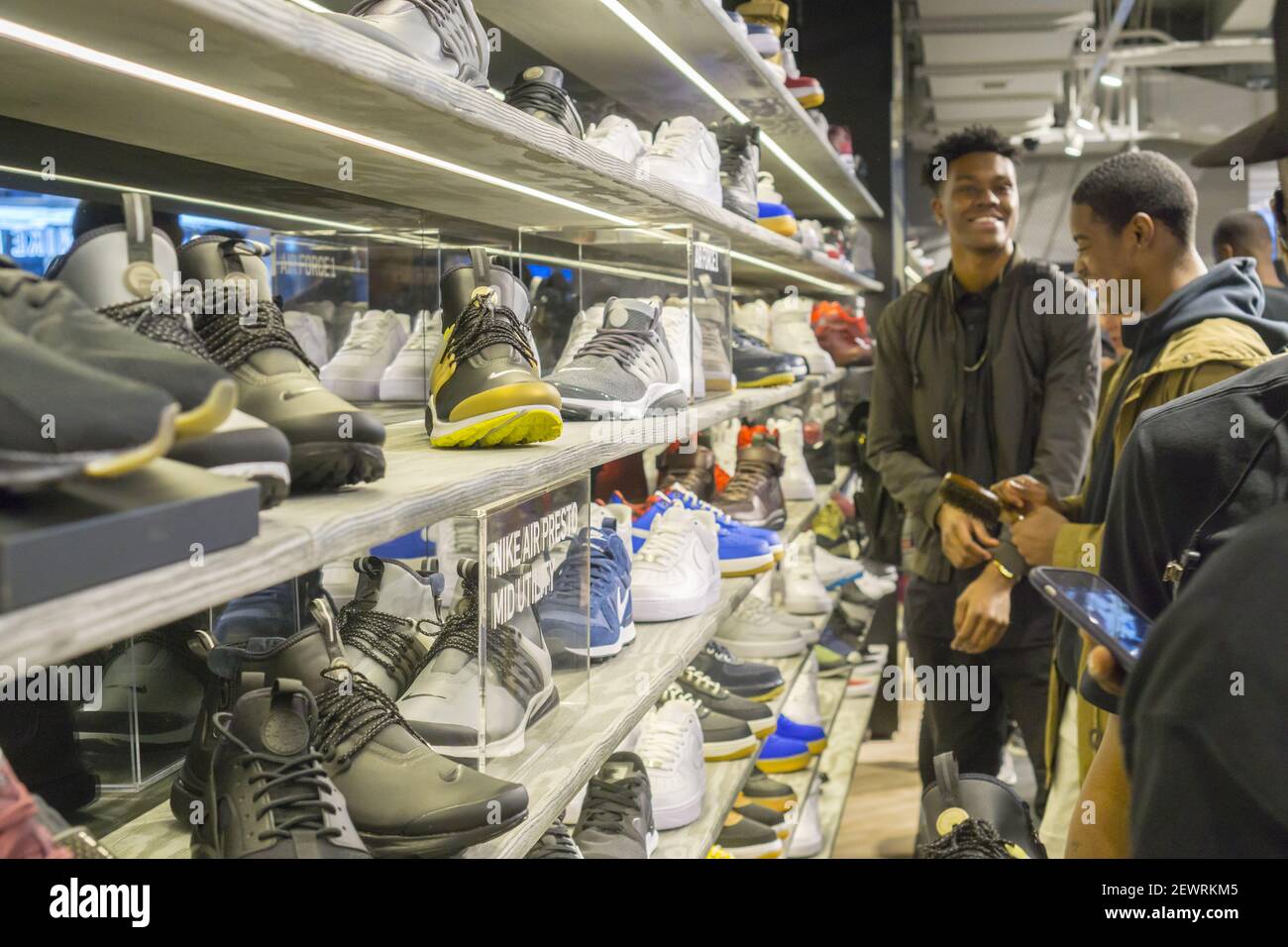 Les clients affluent le nouveau magasin phare Nike le jour de l'ouverture à  Soho à New York, le vendredi 18 novembre 2016. Nike a rapporté des  résultats financiers du quatrième trimestre qui
