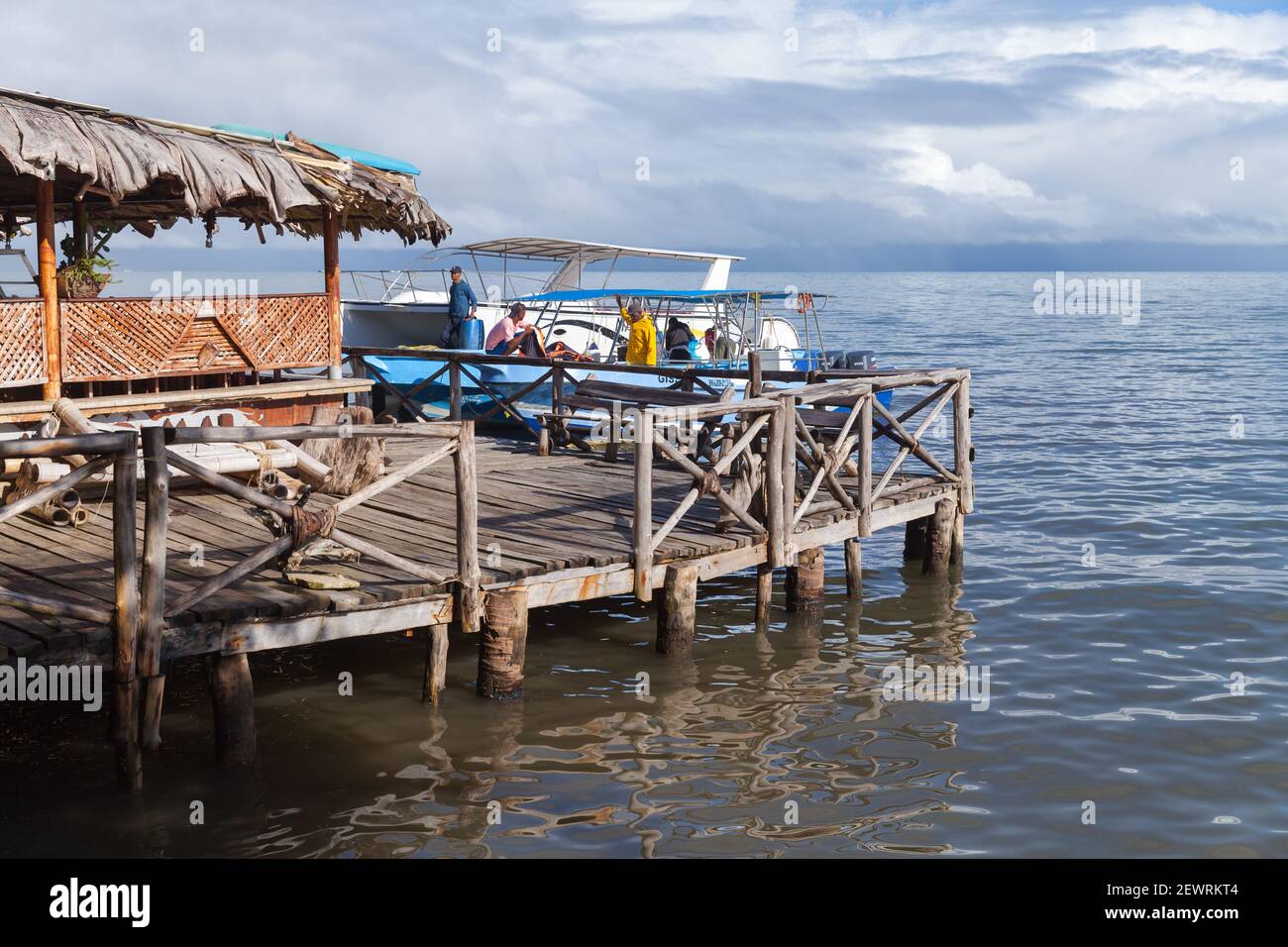 Samana, république dominicaine - 7 janvier 2020 : jetée en bois sur la côte de la baie de Samana, l'équipage prépare les bateaux à moteur pour le voyage Banque D'Images