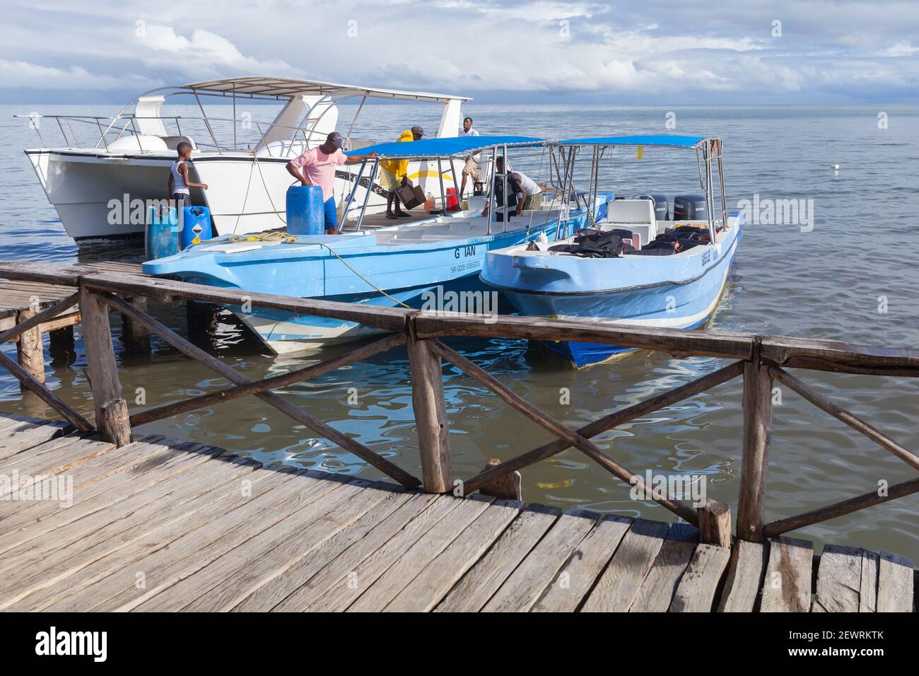 Samana, république dominicaine - 7 janvier 2020 : côte de la baie de Samana, l'équipage prépare les bateaux à moteur pour les voyages Banque D'Images