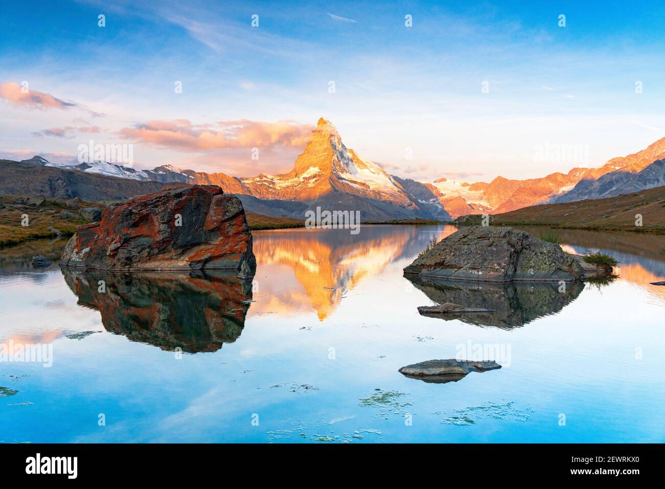 Cervin éclairé par le lever du soleil se reflète dans l'eau calme du lac Stellisee, Zermatt, canton du Valais, Suisse, Europe Banque D'Images