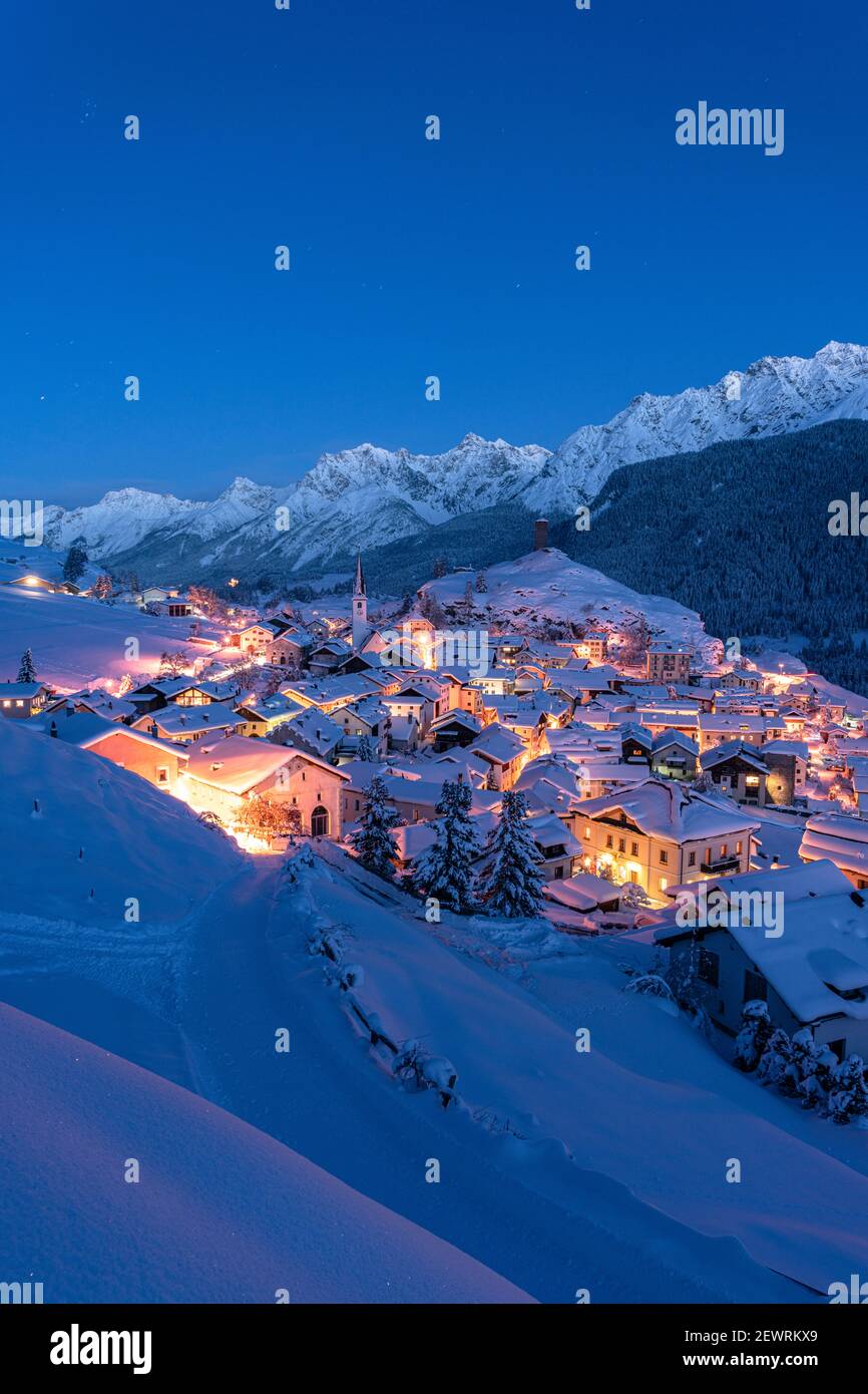Village alpin traditionnel d'Ardez recouvert de neige au crépuscule, Engadine, canton de Graubunden, Suisse, Europe Banque D'Images
