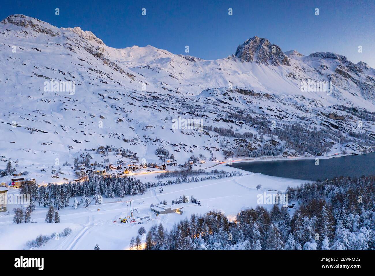 Crépuscule sur le village enneigé de Maloja sur les rives du lac Sils, Bregaglia, Engadine, canton de Graubunden, Suisse, Europe Banque D'Images