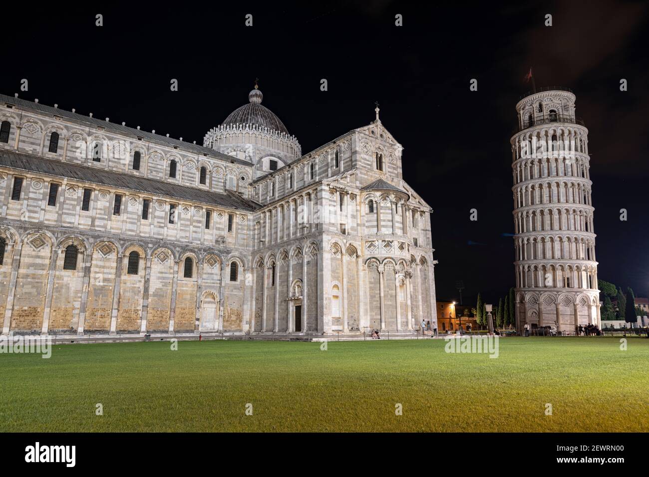 Cathédrale (Duomo) et Tour penchée la nuit, Piazza Dei Miracoli, site classé au patrimoine mondial de l'UNESCO, Pise, Toscane, Italie, Europe Banque D'Images