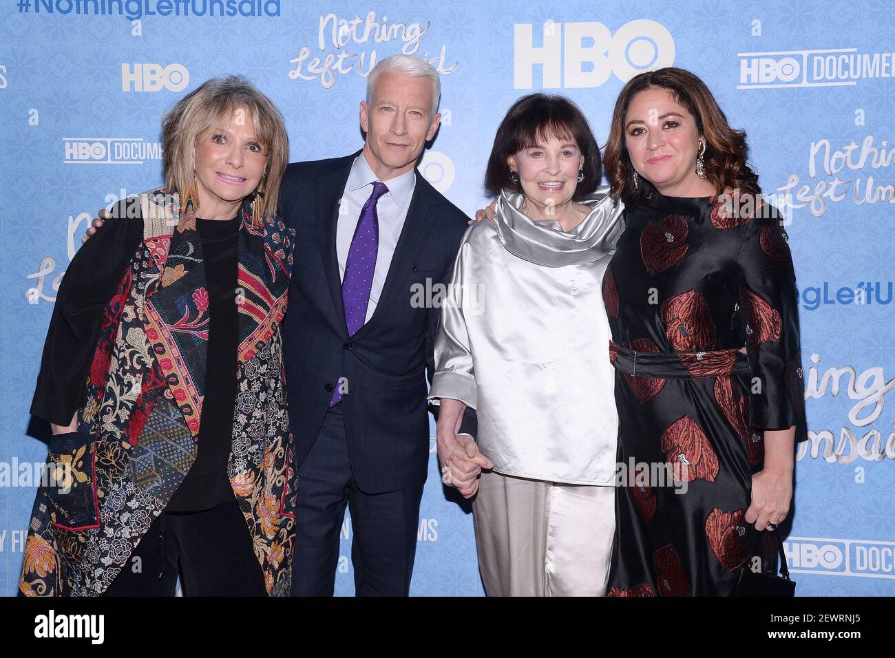 G-D) Sheila Nevins (presse. HBO Doc. Films), Anderson Cooper, Gloria  Vanderbilt et Liz Garbus (directeur,producteur) assistent à la première de  HBO Documentary films New York de 'RIEN À REDIRE: Gloria Vanderbilt &