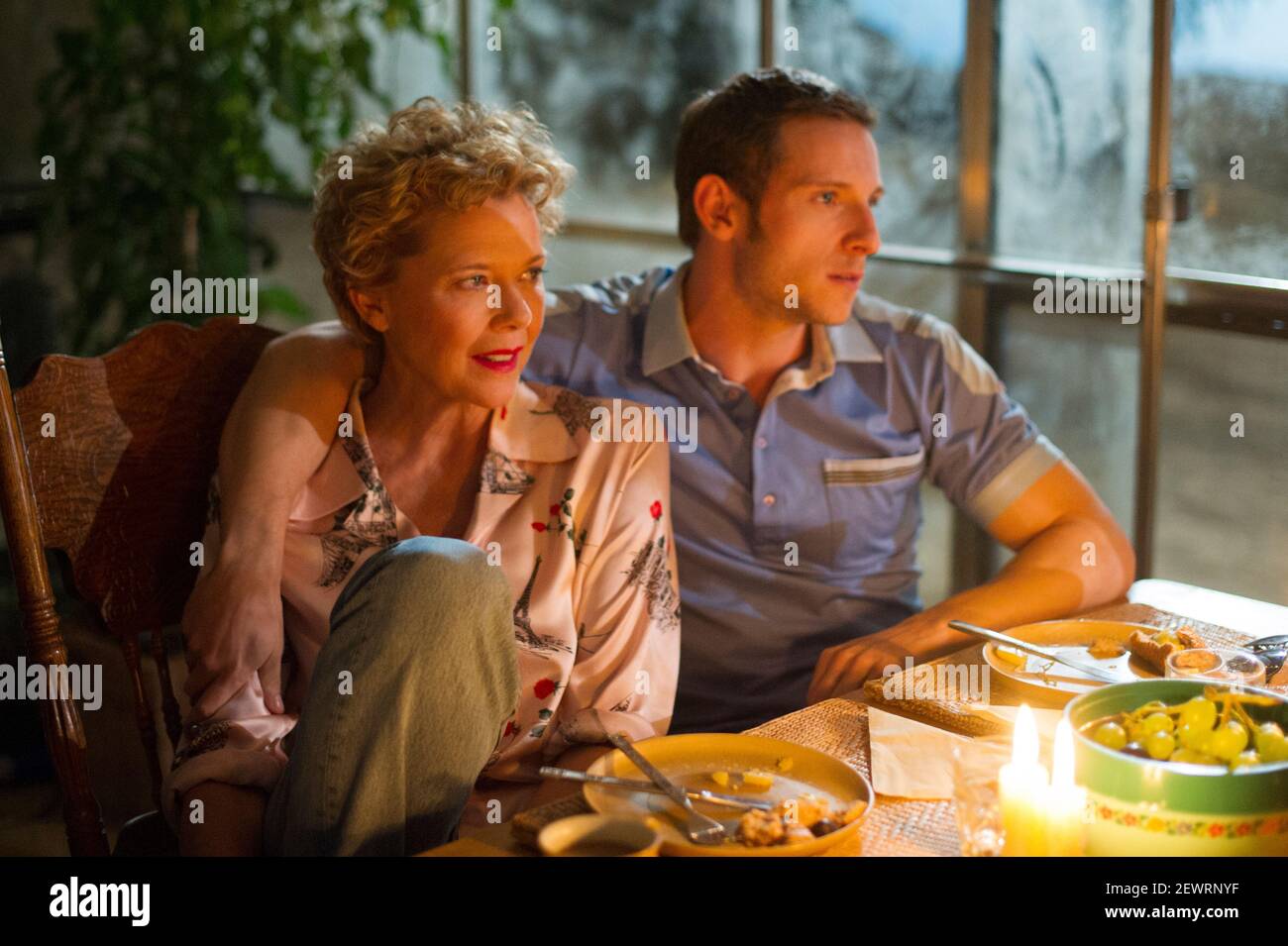 Film Stars Don't Die in Liverpool (2017) réalisé par Paul McGuigan et mettant en vedette Annette Bening, Jamie Bell et Kenneth Cranham. Adaptation du roman de Matt Greenhalgh basé sur une histoire vraie sur une romance entre un jeune acteur et une vieille dame de Hollywood. Banque D'Images