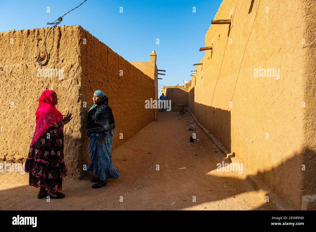 Woman Chat, centre historique d'Agadez, site du patrimoine mondial de l'UNESCO, Niger, Afrique Banque D'Images