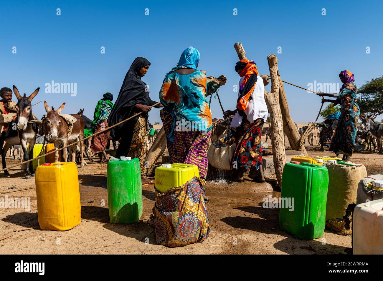 Les Tuaregs collectent de l'eau dans un trou d'eau du Sahel, au nord d'Agadez, au Niger, en Afrique Banque D'Images