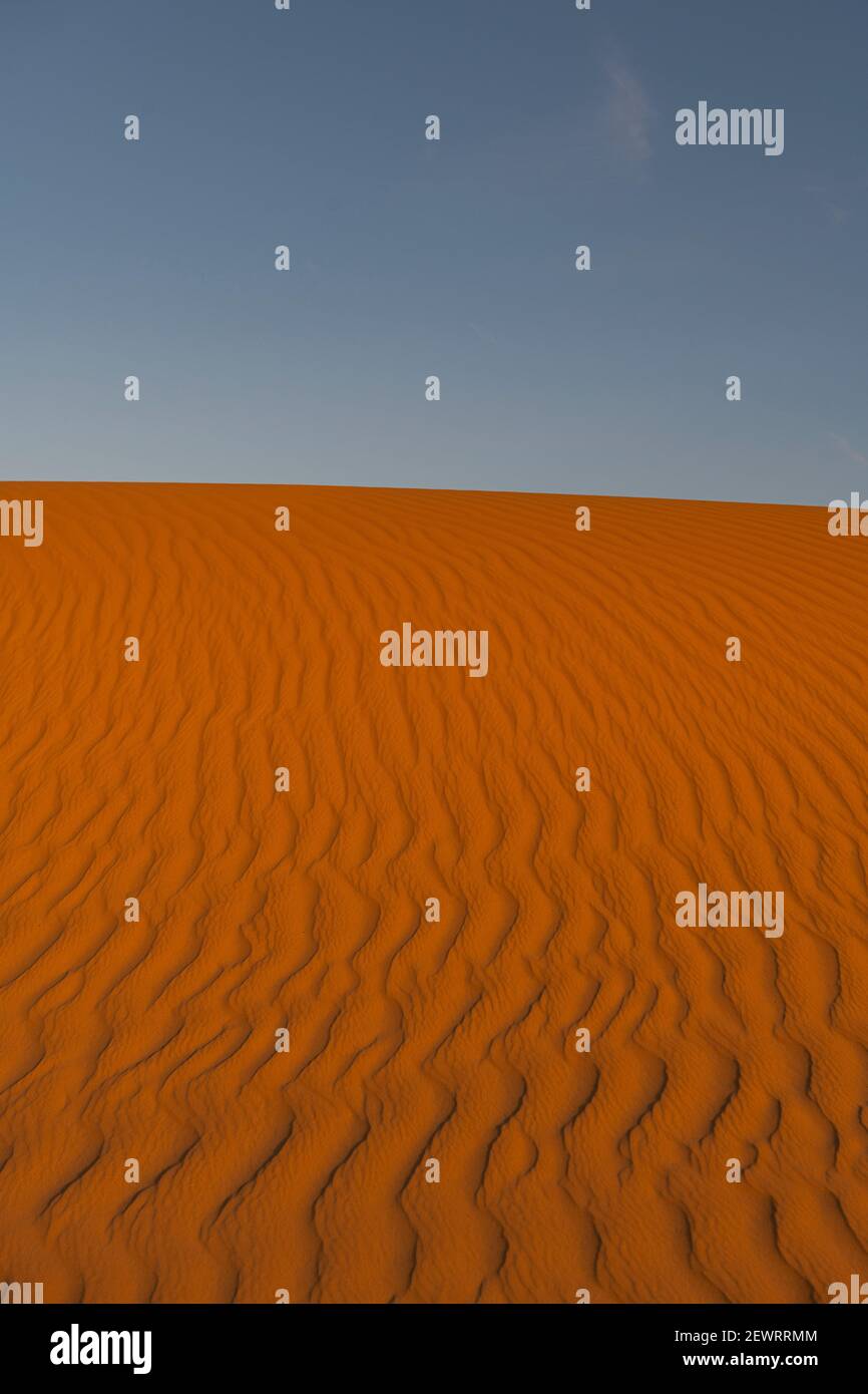 Le sable se déverse dans les dunes de sable du désert de Tenere, Sahara, Niger, Afrique Banque D'Images