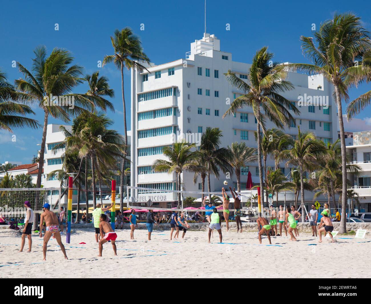 Volleyball de plage le dimanche matin à Lummus Park, Ocean Drive, quartier historique art déco, South Beach, Miami Beach, Floride, États-Unis d'Amérique Banque D'Images