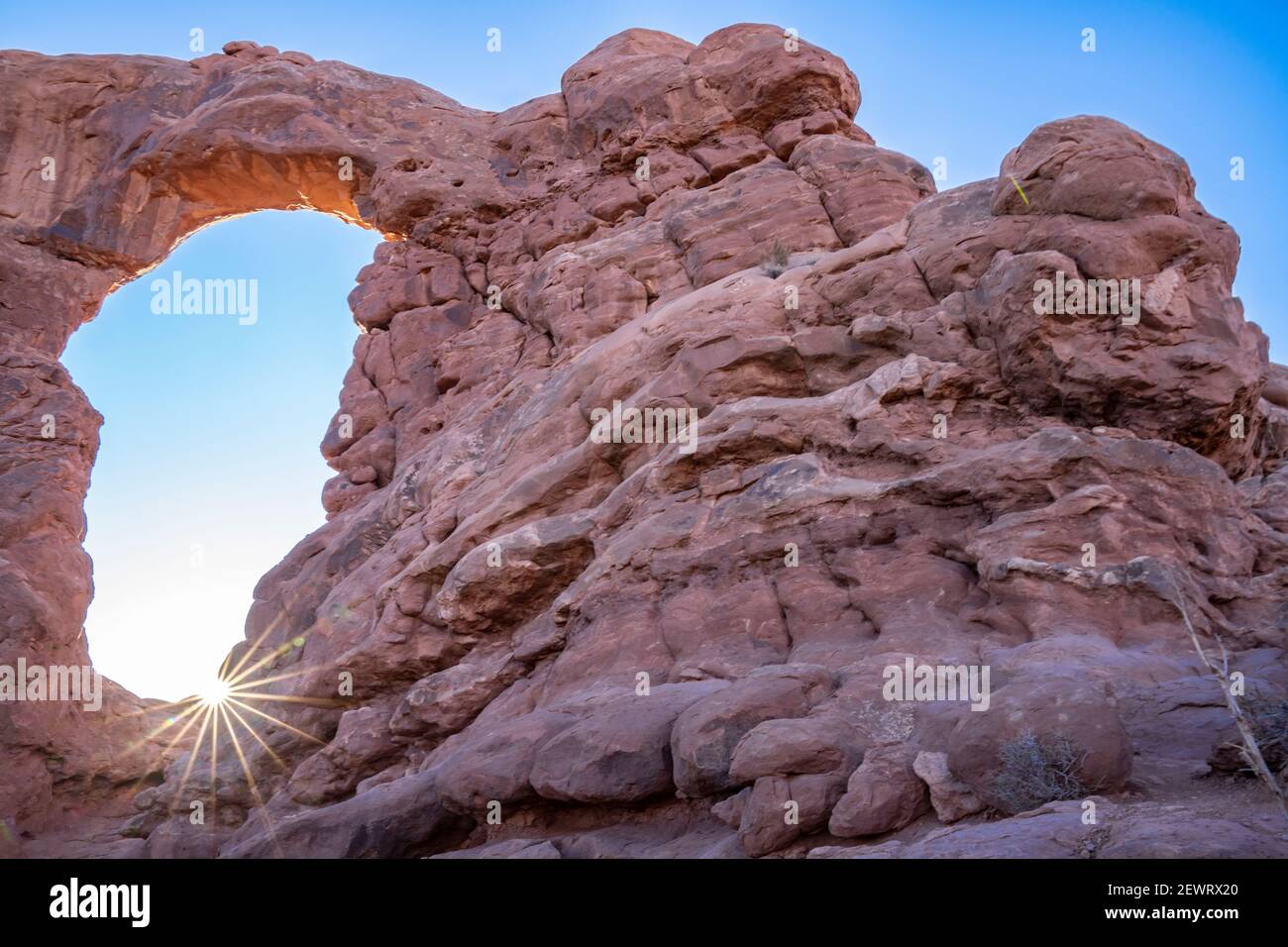 Sunburst à travers Turret Arch, parc national d'Arches, Utah, États-Unis d'Amérique, Amérique du Nord Banque D'Images