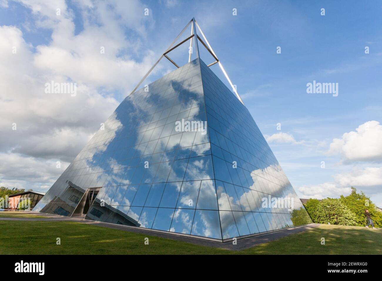 The inspire Pyramid at Hornbeam Park, Harrogate - un bâtiment de bureau en forme de pyramide de verre Banque D'Images