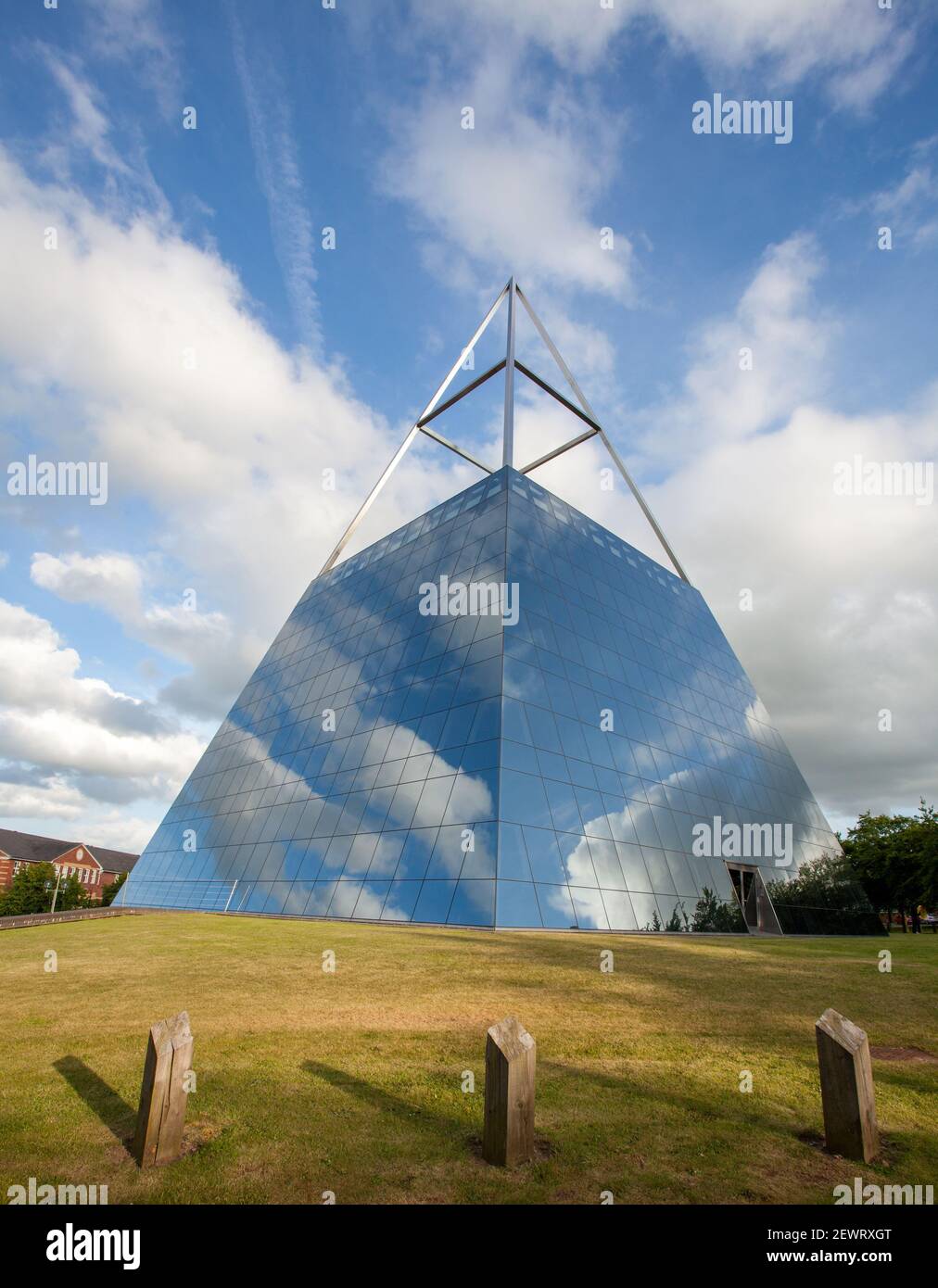 The inspire Pyramid at Hornbeam Park, Harrogate - un bâtiment de bureau en forme de pyramide de verre Banque D'Images