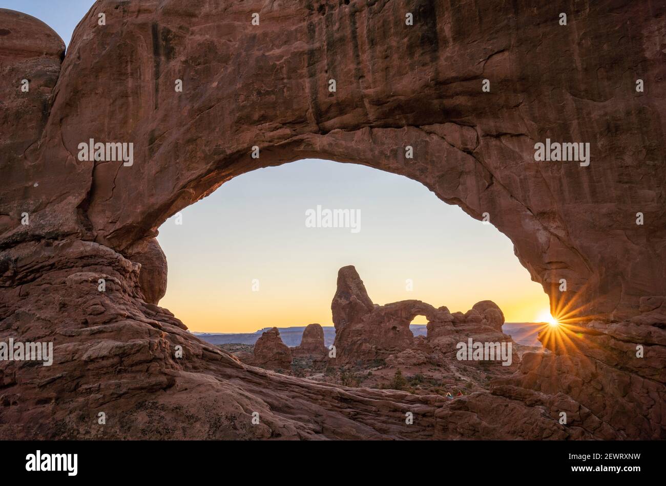 Coucher de soleil et vue sur Turret Arch à travers Windows Arch, Parc national d'Arches, Utah, États-Unis d'Amérique, Amérique du Nord Banque D'Images