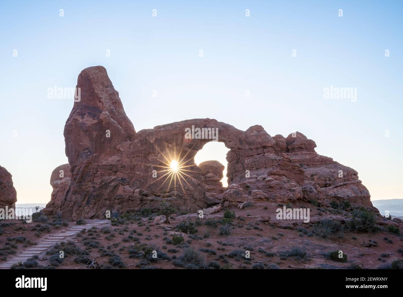 Sunburst à travers Turret Arch, parc national d'Arches, Utah, États-Unis d'Amérique, Amérique du Nord Banque D'Images