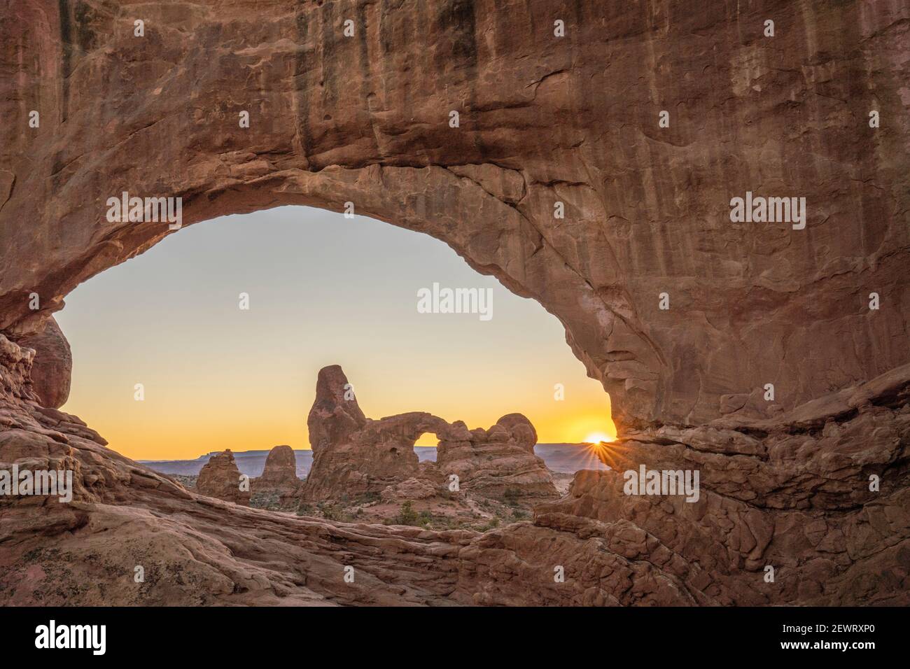 Coucher de soleil et vue sur Turret Arch à travers Windows Arch, Parc national d'Arches, Utah, États-Unis d'Amérique, Amérique du Nord Banque D'Images