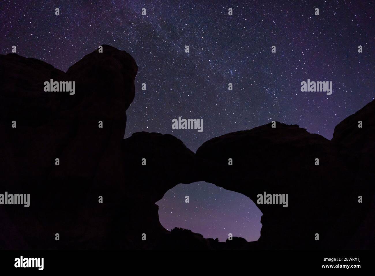 Ciel étoilé à travers Broken Arch, parc national d'Arches, Utah, États-Unis d'Amérique, Amérique du Nord Banque D'Images