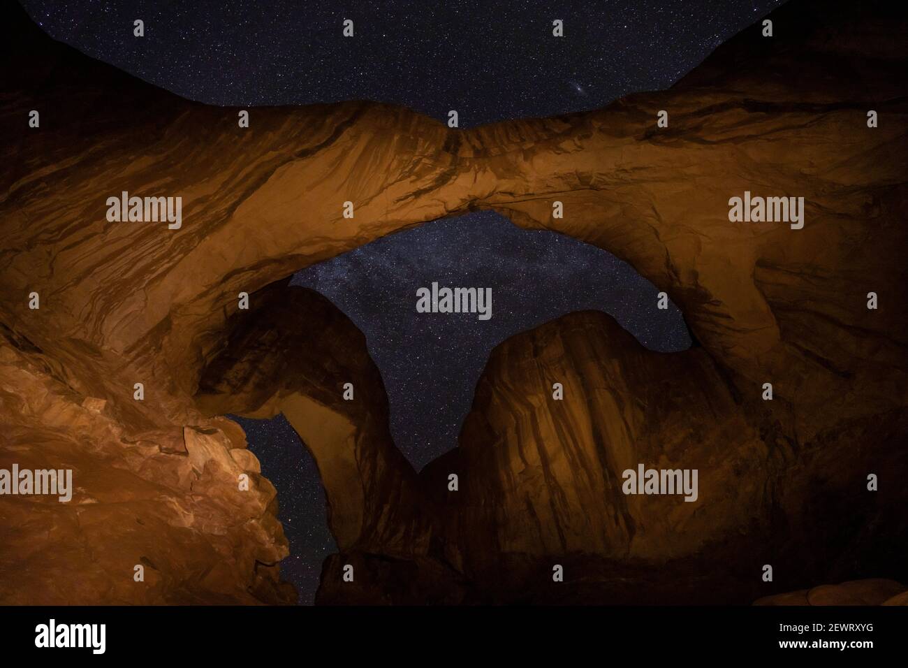 Vue sur les étoiles à travers Double Arch, Parc national d'Arches, Utah, États-Unis d'Amérique, Amérique du Nord Banque D'Images