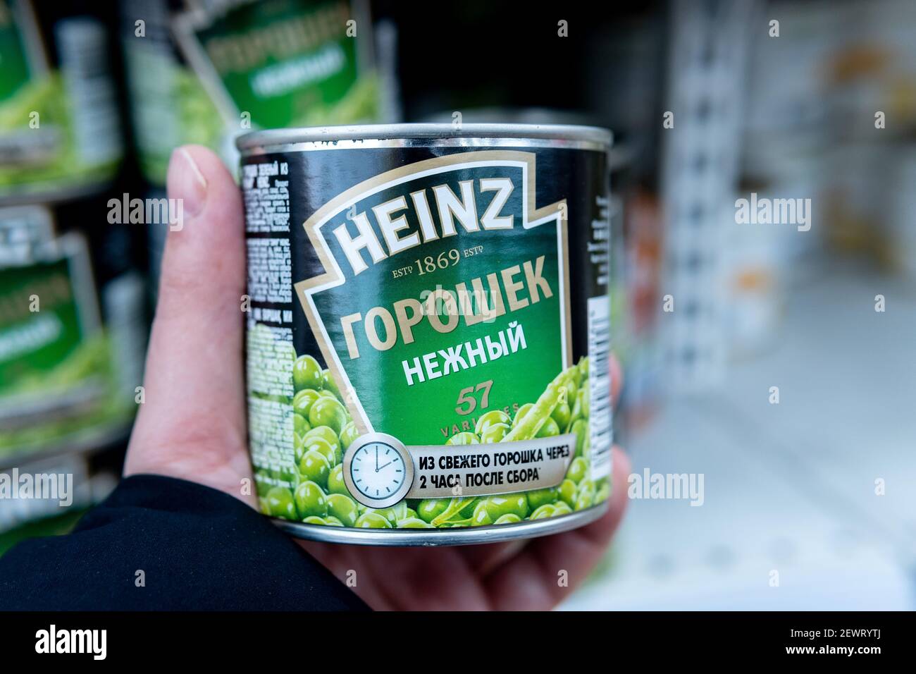Tyumen, Russie-26 février 2021: heinz Green Peas conserve la nourriture sélective concentration. Sur les étagères d'un hypermarché Banque D'Images