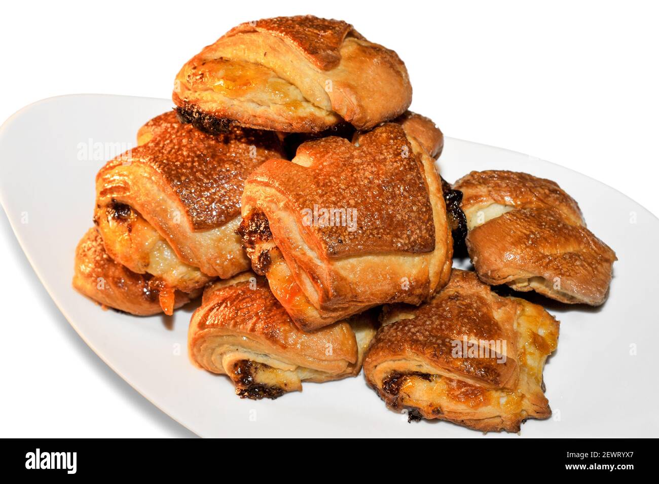 pain au chocolat, nombreux croissants isolés sur blanc Banque D'Images