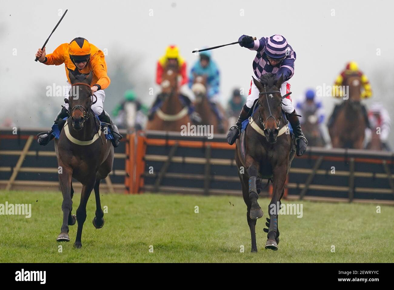 Chester Williams à cheval Balko Saint (à gauche) Clear le dernier à gagner l'obstacle Watch on Racing TV novices à l'hippodrome de Wincanton. Date de la photo: Mercredi 3 mars 2021. Banque D'Images