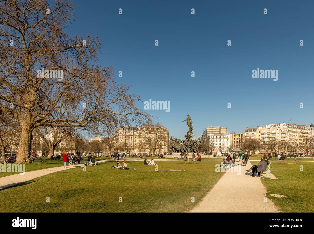 Paris, France - 1er mars 2021 : place de la Nation, autour de la statue de la Nation, près du cours de Vincennes à Paris, France Banque D'Images