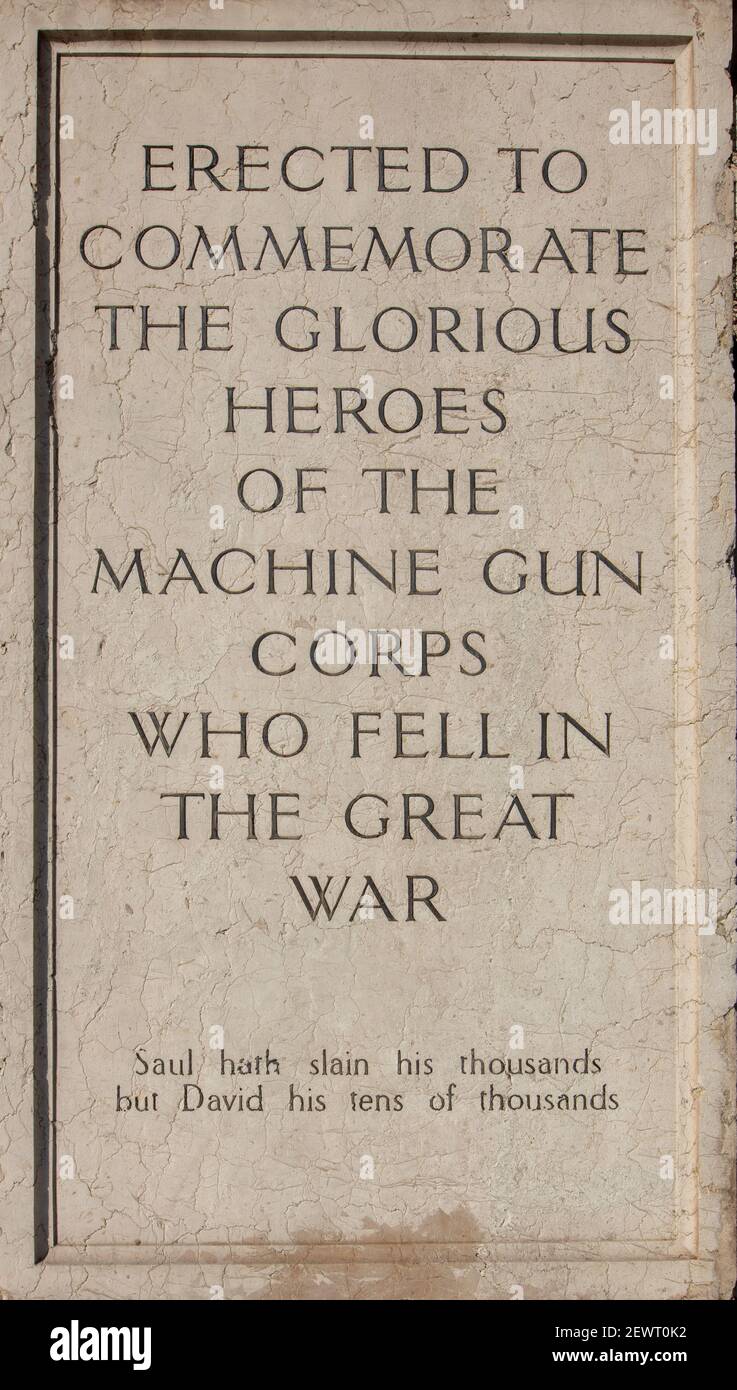Tablette en pierre sur le mémorial du corps de canon de machine (le Boy David), Hyde Park Corner, Londres ; statue en bronze de Francis Derwent Wood 1925 Banque D'Images
