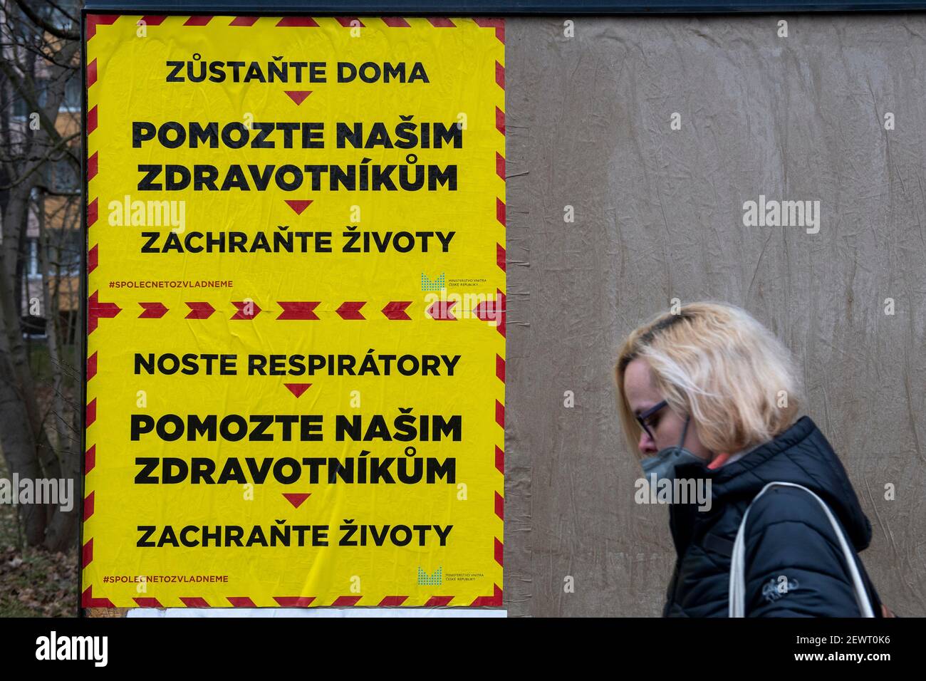 Hradec Kralove, République tchèque. 03ème mars 2021. Affiches appelant à l'aide des ambulanciers paramédicaux, le 3 mars 2021, à Hradec Kralove, République tchèque. Au cours du week-end, le ministère de l'intérieur a collé en République tchèque 10 000 affiches demandant le respect des mesures contre la propagation de la COVID-19. Campagne avec le slogan central aide nos professionnels de la santé veulent attirer les gens à porter des respirateurs à l'extérieur et à rester à la maison si possible. Le ministère a été inspiré par une campagne graphique similaire de la Grande-Bretagne. Crédit : David Tanecek/CTK photo/Alay Live News Banque D'Images