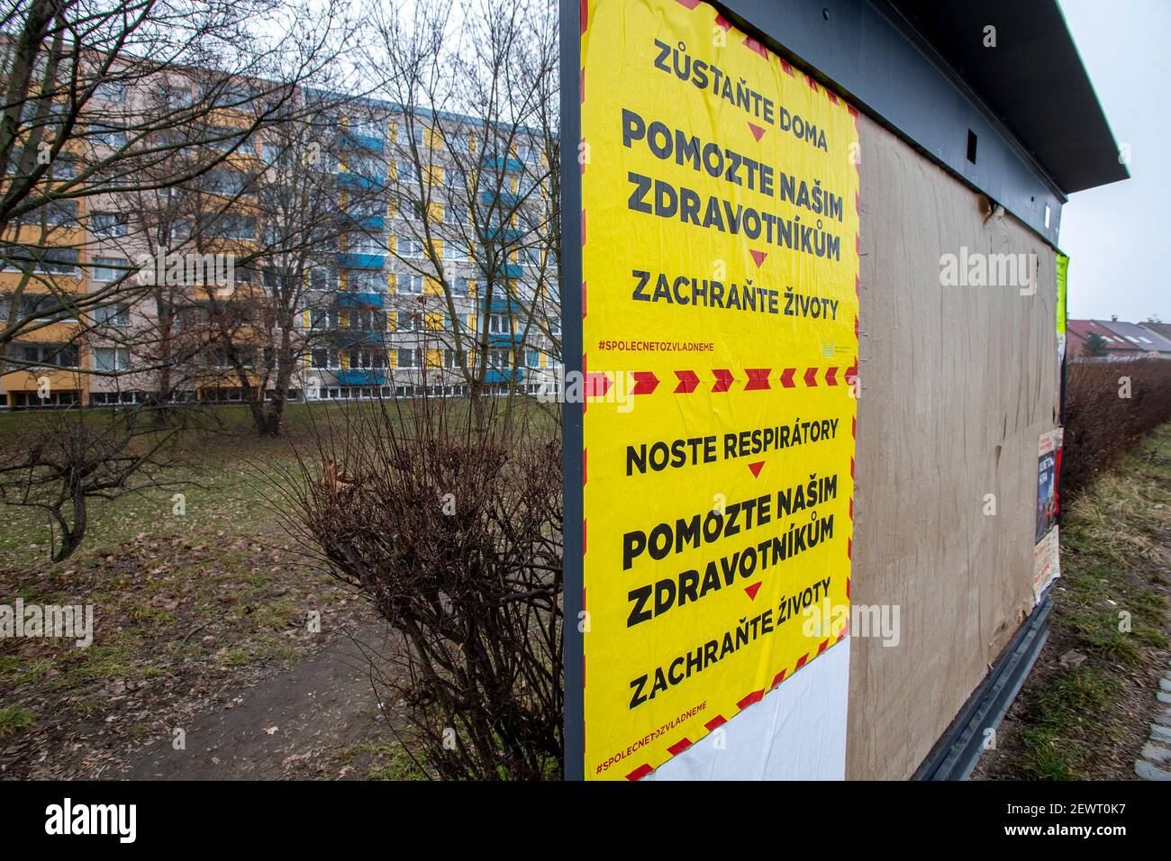 Hradec Kralove, République tchèque. 03ème mars 2021. Affiches appelant à l'aide des ambulanciers paramédicaux, le 3 mars 2021, à Hradec Kralove, République tchèque. Au cours du week-end, le ministère de l'intérieur a collé en République tchèque 10 000 affiches demandant le respect des mesures contre la propagation de la COVID-19. Campagne avec le slogan central aide nos professionnels de la santé veulent attirer les gens à porter des respirateurs à l'extérieur et à rester à la maison si possible. Le ministère a été inspiré par une campagne graphique similaire de la Grande-Bretagne. Crédit : David Tanecek/CTK photo/Alay Live News Banque D'Images