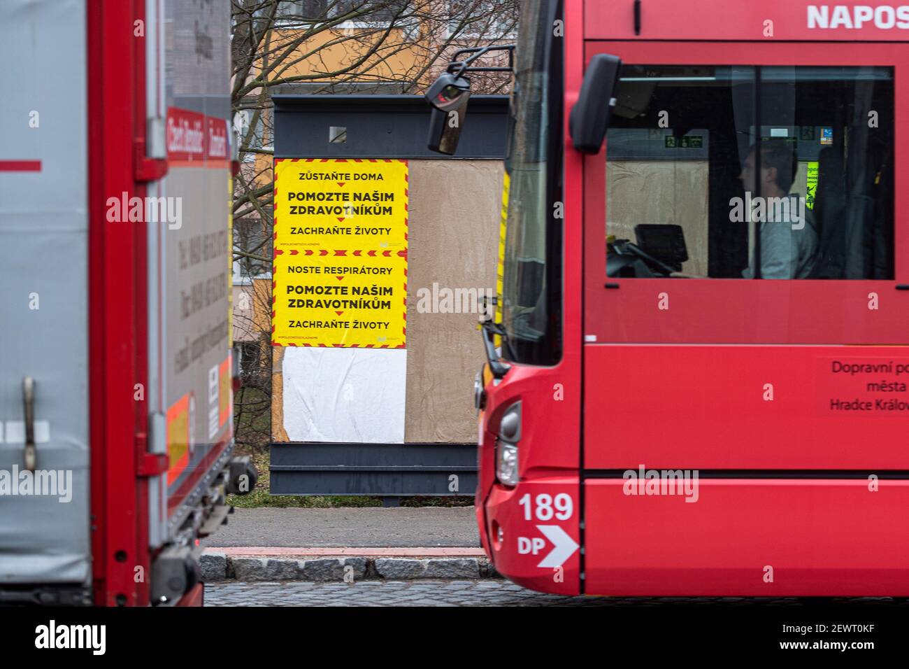 Hradec Kralove, République tchèque. 03ème mars 2021. Affiches appelant à l'aide des ambulanciers paramédicaux, le 3 mars 2021, à Hradec Kralove, République tchèque. Au cours du week-end, le ministère de l'intérieur a collé en République tchèque 10 000 affiches demandant le respect des mesures contre la propagation de la COVID-19. Campagne avec le slogan central aide nos professionnels de la santé veulent attirer les gens à porter des respirateurs à l'extérieur et à rester à la maison si possible. Le ministère a été inspiré par une campagne graphique similaire de la Grande-Bretagne. Crédit : David Tanecek/CTK photo/Alay Live News Banque D'Images