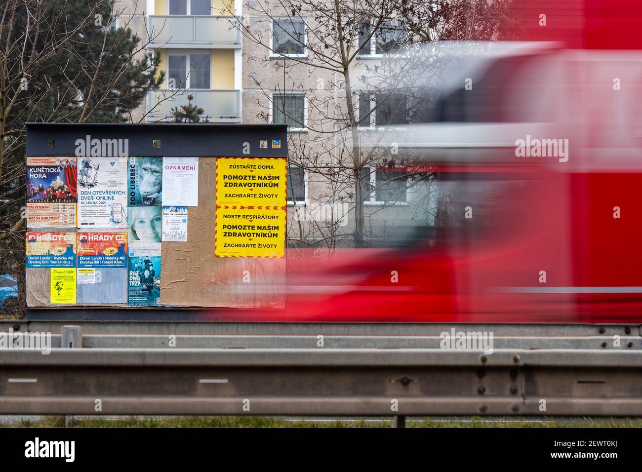 Hradec Kralove, République tchèque. 03ème mars 2021. Affiches appelant à l'aide des ambulanciers paramédicaux, le 3 mars 2021, à Hradec Kralove, République tchèque. Au cours du week-end, le ministère de l'intérieur a collé en République tchèque 10 000 affiches demandant le respect des mesures contre la propagation de la COVID-19. Campagne avec le slogan central aide nos professionnels de la santé veulent attirer les gens à porter des respirateurs à l'extérieur et à rester à la maison si possible. Le ministère a été inspiré par une campagne graphique similaire de la Grande-Bretagne. Crédit : David Tanecek/CTK photo/Alay Live News Banque D'Images