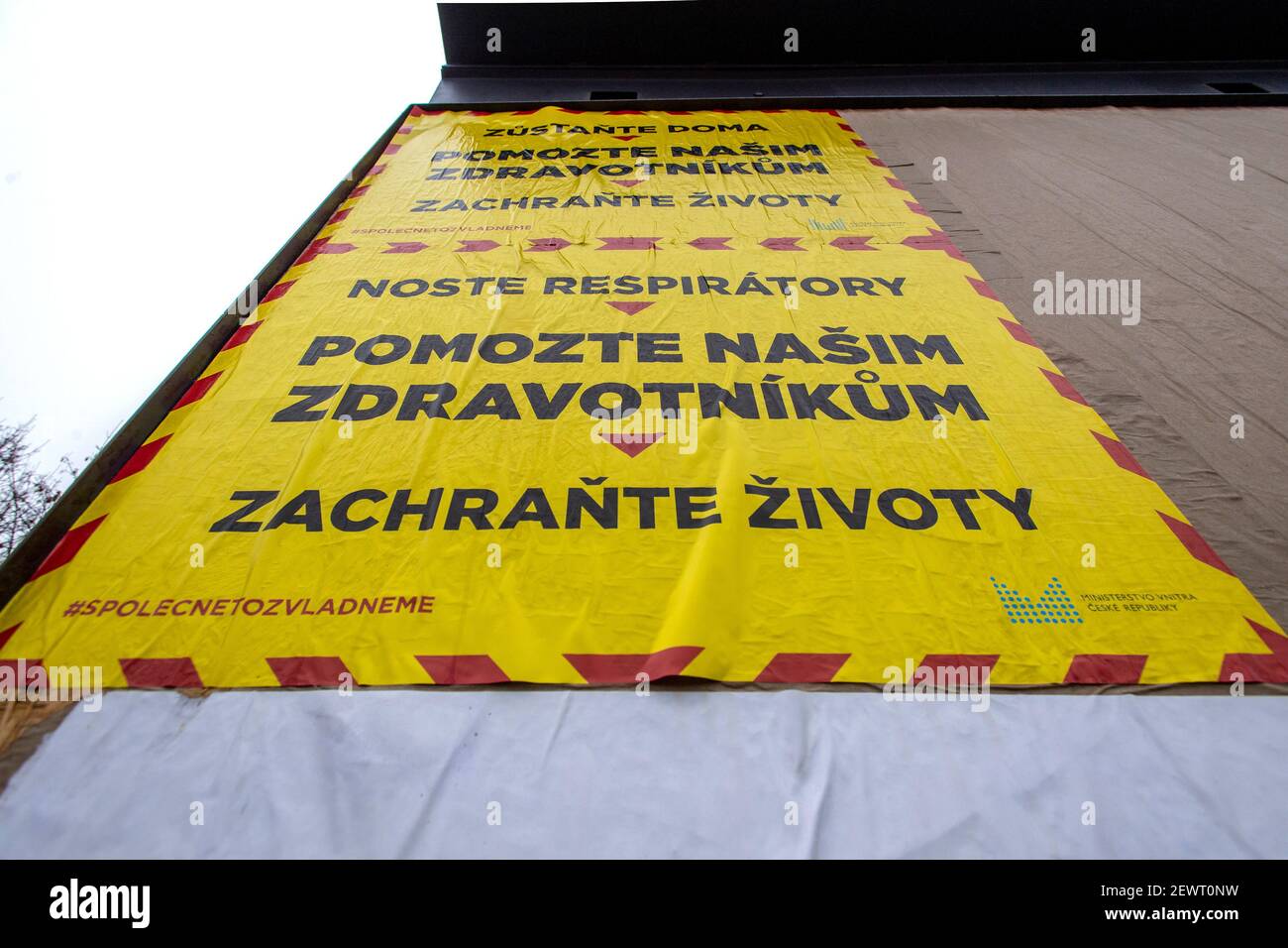 Hradec Kralove, République tchèque. 03ème mars 2021. Affiches appelant à l'aide des ambulanciers paramédicaux, le 3 mars 2021, à Hradec Kralove, République tchèque. Au cours du week-end, le ministère de l'intérieur a collé en République tchèque 10 000 affiches demandant le respect des mesures contre la propagation de la COVID-19. Campagne avec le slogan central aide nos professionnels de la santé veulent attirer les gens à porter des respirateurs à l'extérieur et à rester à la maison si possible. Le ministère a été inspiré par une campagne graphique similaire de la Grande-Bretagne. Crédit : David Tanecek/CTK photo/Alay Live News Banque D'Images