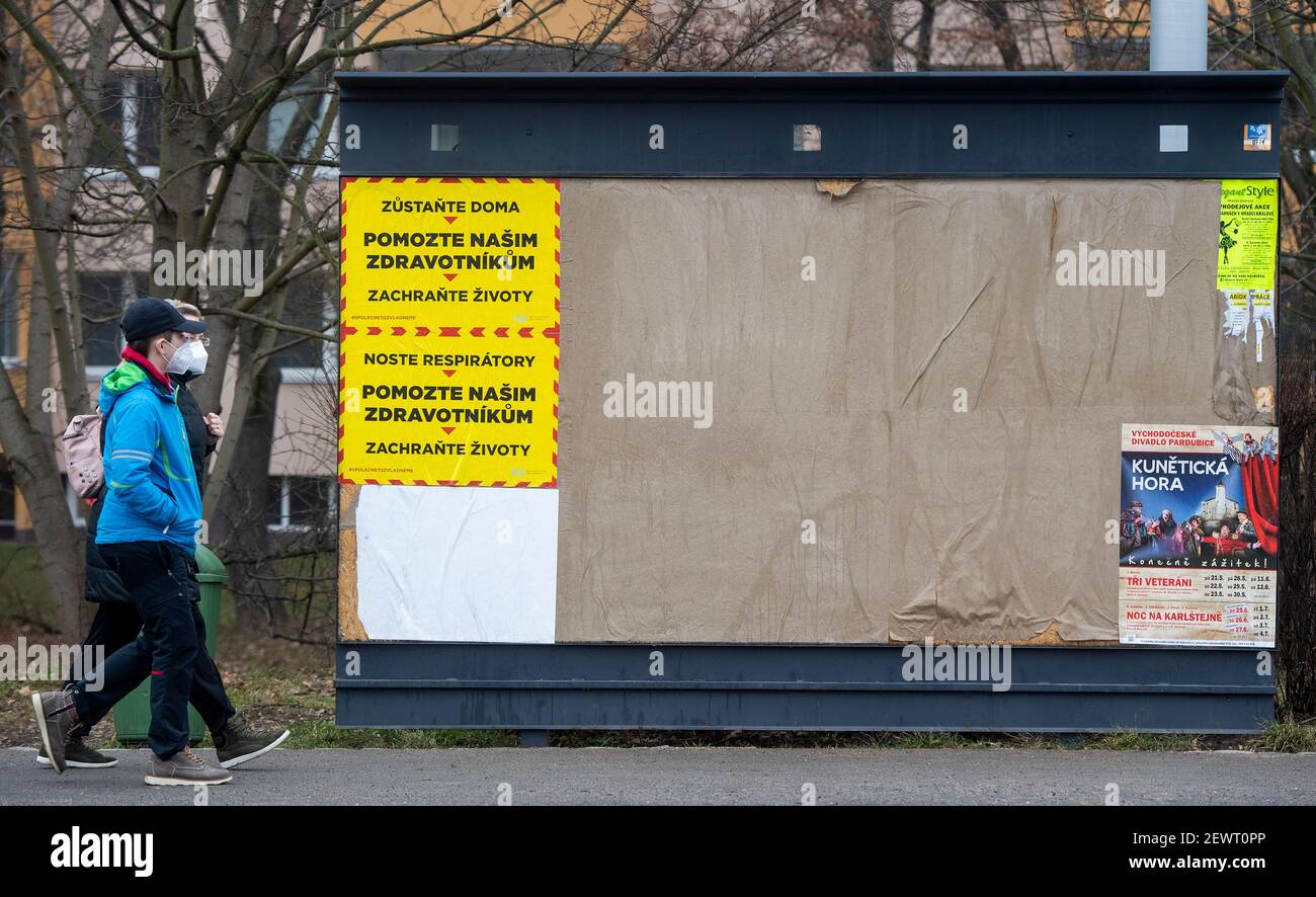 Hradec Kralove, République tchèque. 03ème mars 2021. Affiches appelant à l'aide des ambulanciers paramédicaux, le 3 mars 2021, à Hradec Kralove, République tchèque. Au cours du week-end, le ministère de l'intérieur a collé en République tchèque 10 000 affiches demandant le respect des mesures contre la propagation de la COVID-19. Campagne avec le slogan central aide nos professionnels de la santé veulent attirer les gens à porter des respirateurs à l'extérieur et à rester à la maison si possible. Le ministère a été inspiré par une campagne graphique similaire de la Grande-Bretagne. Crédit : David Tanecek/CTK photo/Alay Live News Banque D'Images