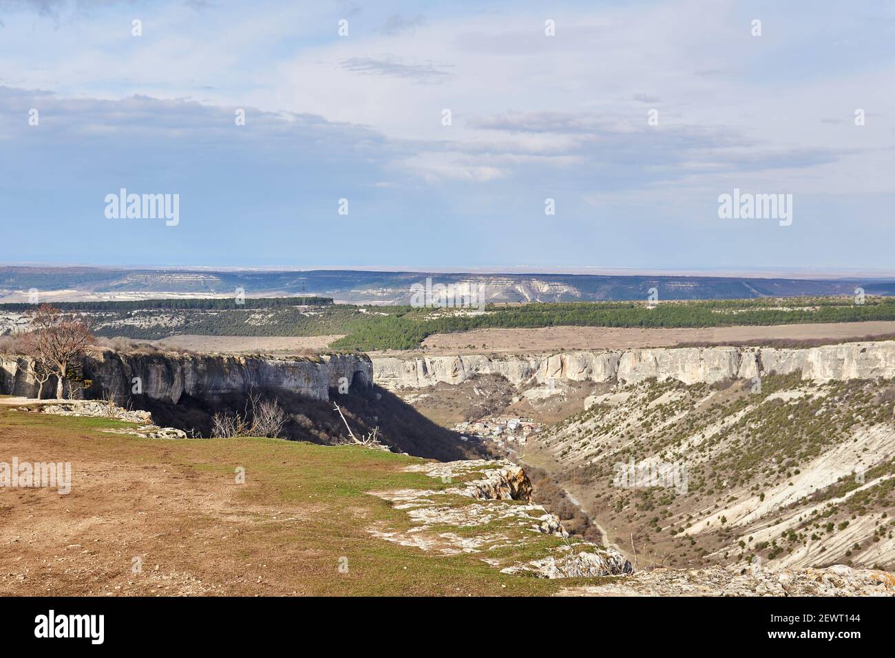 Paysage - scarpland avec cuestas et falaises calcaires dans le centre Crimée Banque D'Images