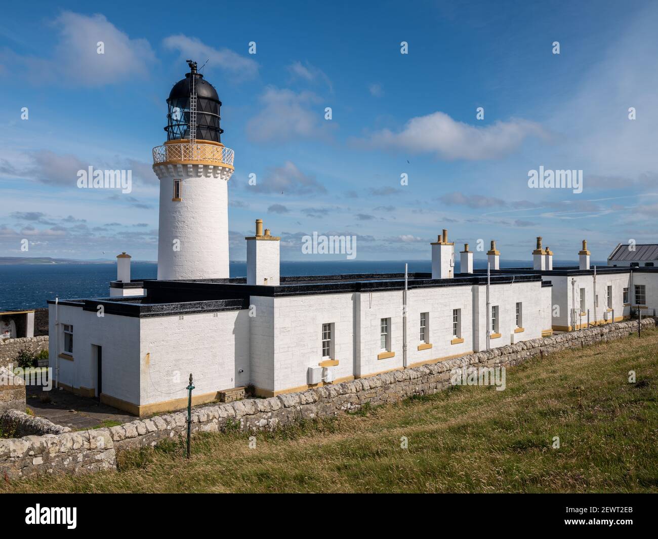 Phare de Dunnet Head par une journée ensoleillée, Caithness, Écosse, Royaume-Uni Banque D'Images