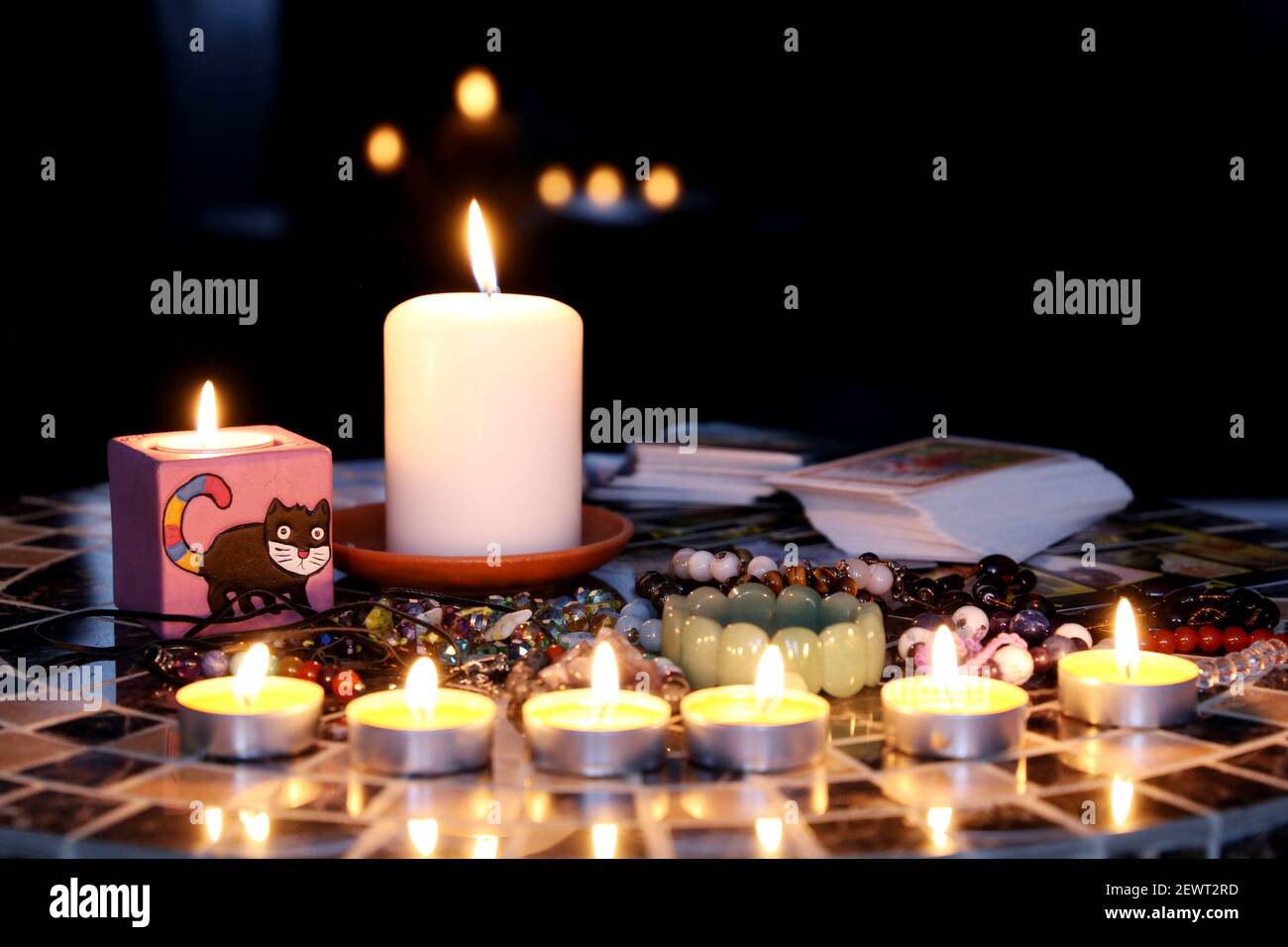 Session de la chance de dire, des bougies sont en train de brûler sur la  table ronde. Voir le destin et l'astrologie Photo Stock - Alamy
