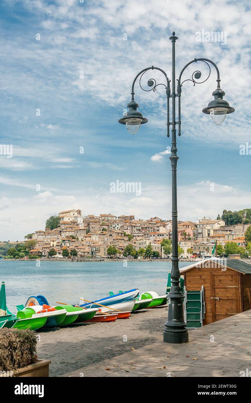 Bracciano, Rome, Italie, août 2020 : célèbre plage sur le lac Bracciano avec Anguillara Sabazia en arrière-plan Banque D'Images