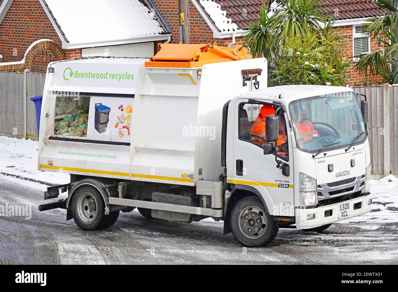 Brentwood Council recyclant les déchets alimentaires et collectant les camions à chariots les camions travaillent dans la poubelle de recyclage pour la glace froide et la neige Sac de rangement vidage Royaume-Uni Banque D'Images