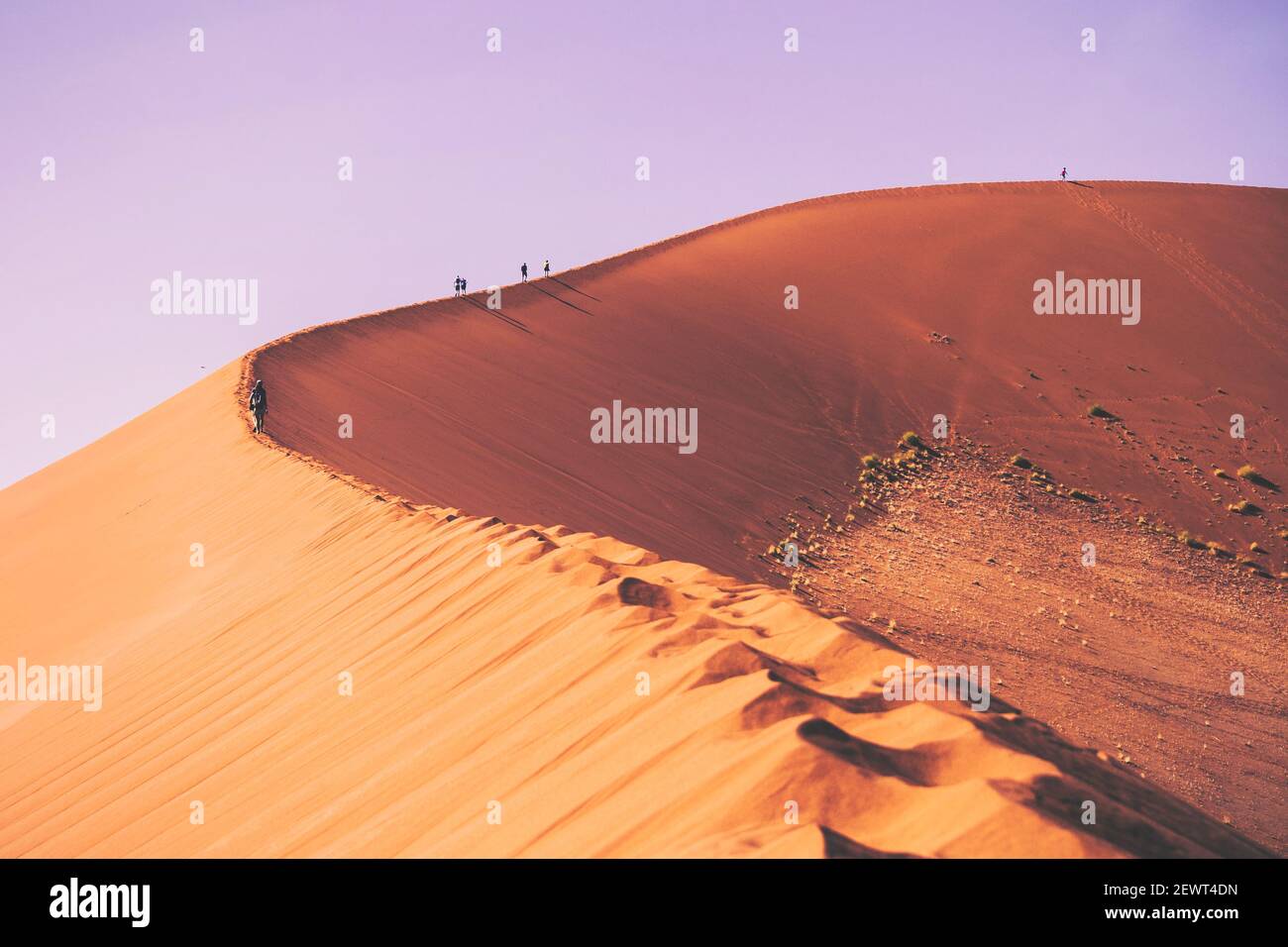 SOSSUSVLEI, NAMIBIE - 02 décembre 2012: Sossusvlei, Namibie, 2012 décembre: Personnes grimpant les dunes de sable de Sossusvlei en Namibie Banque D'Images