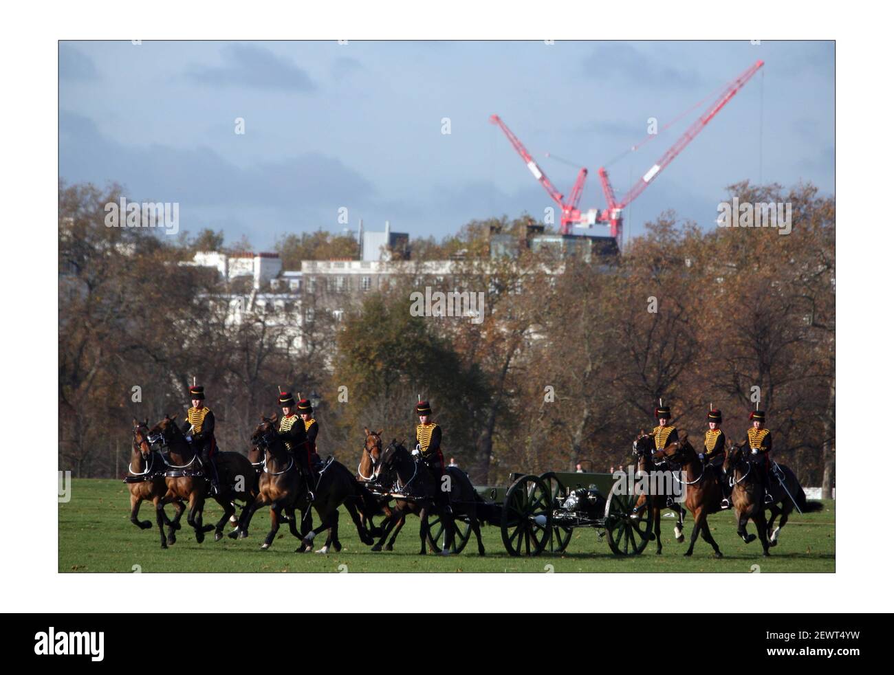 La troupe du roi Royal Horse Artillery déclenche un hommage de 41 armes à feu à Hyde Park, à midi pour marquer le Prince Charles, 60e anniversaire du prince de Galles c'est la première fois que la troupe du roi est dirigée par sa Majesté la Reine pour effectuer le salut au fusil en l'honneur de l'anniversaire du prince de Galles.photo de David Sandison l'indépendant Banque D'Images