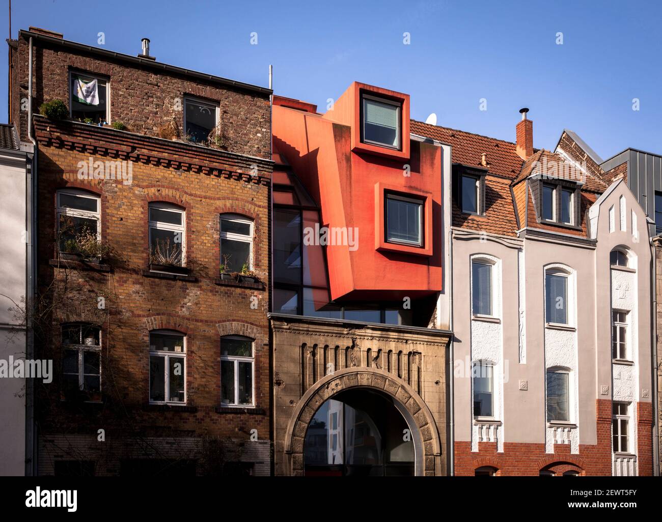 Le bâtiment légal / illégal, ancien bâtiment avec extension moderne sur la rue Goltstein dans le quartier Bayenthal, Cologne, Allemagne. das Gebaeude légal Banque D'Images