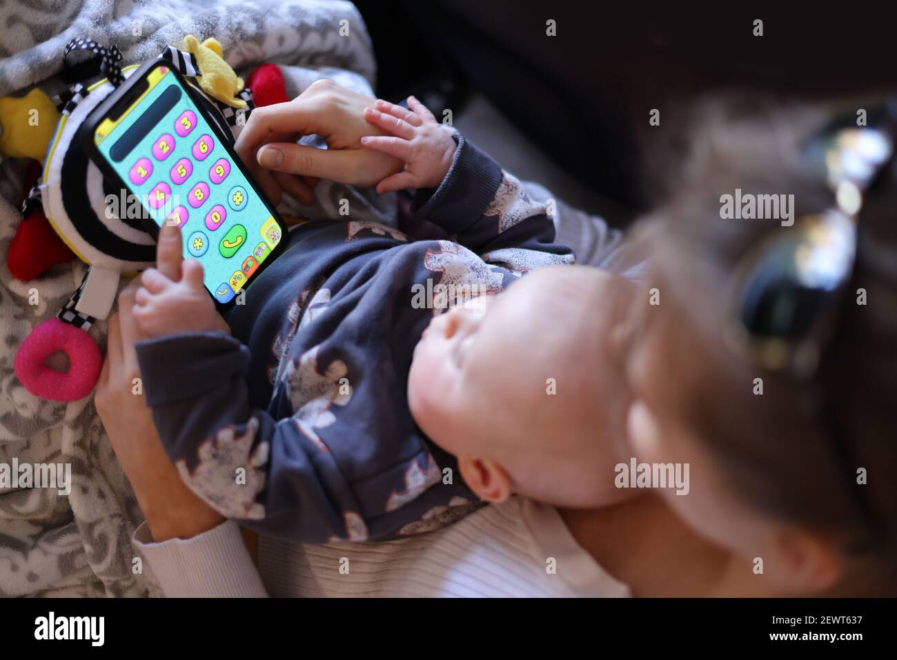 La Premiere Introduction De Bebe A L Heure De L Ecran Pendant Qu Elle Joue Et Tape Sur Un Telephone Mobile L Application Pour Enfants En Apprenant Les Numeros Avec Sa Maman Photo Stock Alamy La Premiere Introduction De Bebe A L Heure De L Ecran Pendant Qu Elle Joue Et Tape Sur Un Telephone Mobile L Application Pour Enfants En Apprenant Les Numeros Avec Sa Maman Photo Stock Alamy
